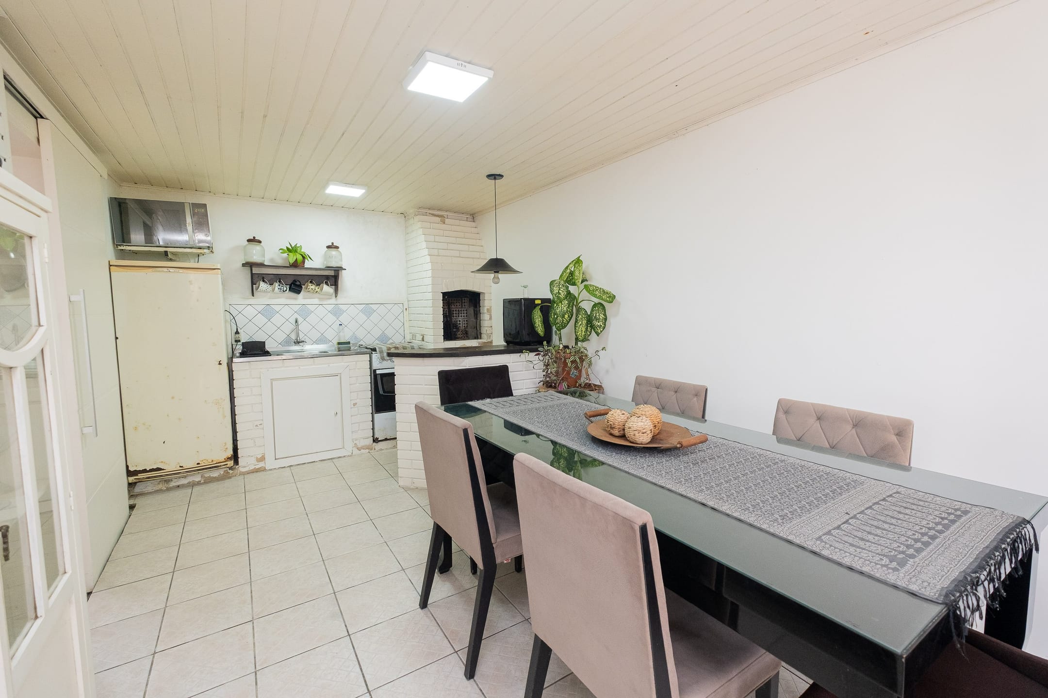 Casa à venda no Areal, Pelotas - 215 m², 3 quartos (ambos suítes), lareira, acabamentos de alto padrão e pátio com piscina. - 6