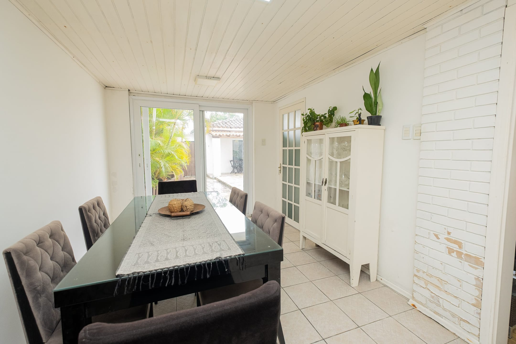 Casa à venda no Areal, Pelotas - 215 m², 3 quartos (ambos suítes), lareira, acabamentos de alto padrão e pátio com piscina. - 7