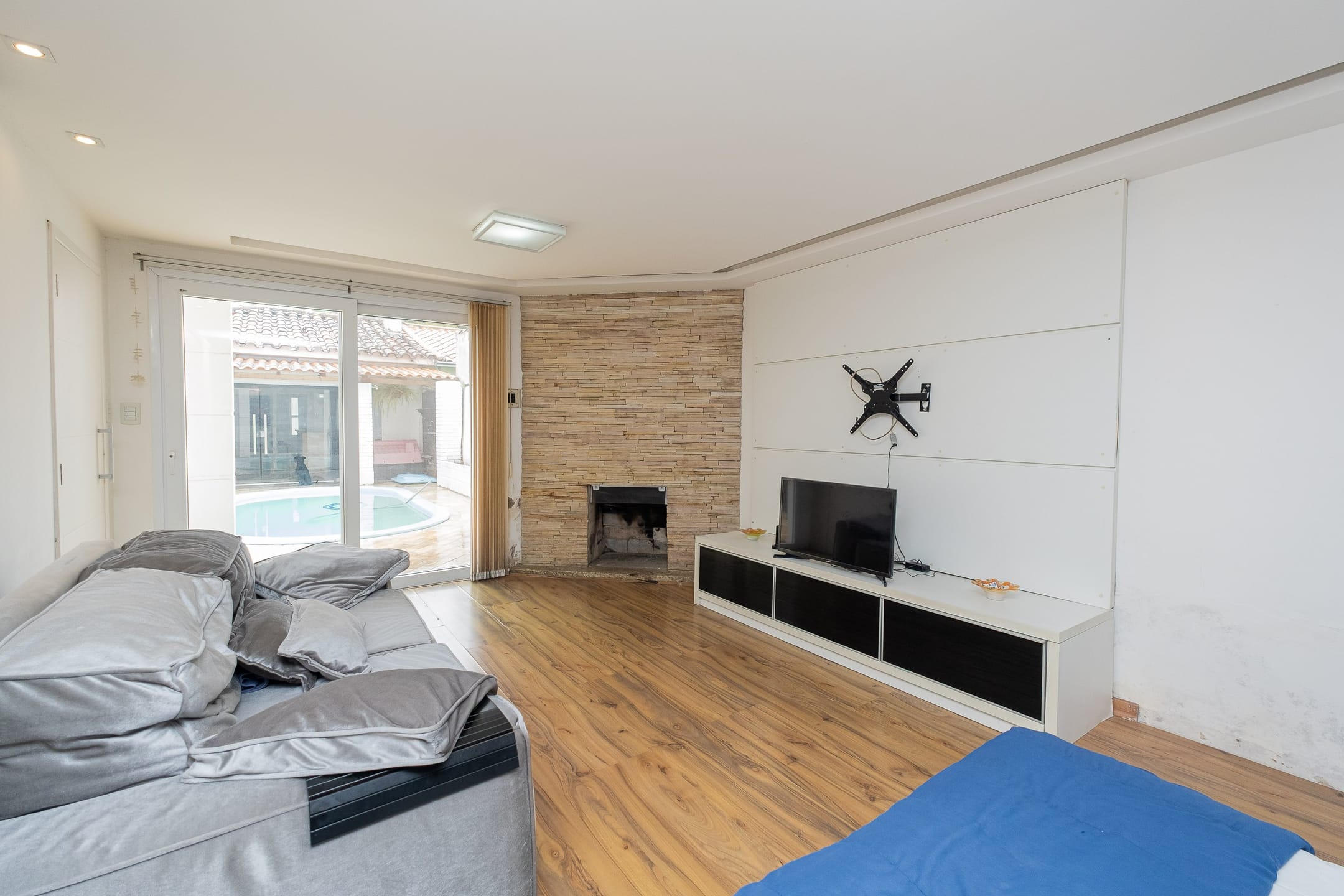 Casa à venda no Areal, Pelotas - 215 m², 3 quartos (ambos suítes), lareira, acabamentos de alto padrão e pátio com piscina. - 9