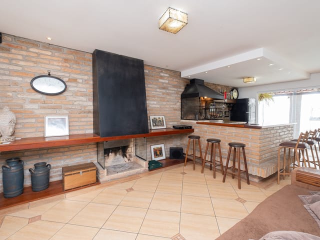 Casa com 215m² 2 quartos e 3 banheiros, à venda, no bairro Areal em Pelotas