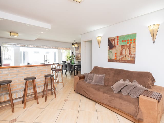 Casa com 215m² 2 quartos e 3 banheiros, à venda, no bairro Areal em Pelotas
