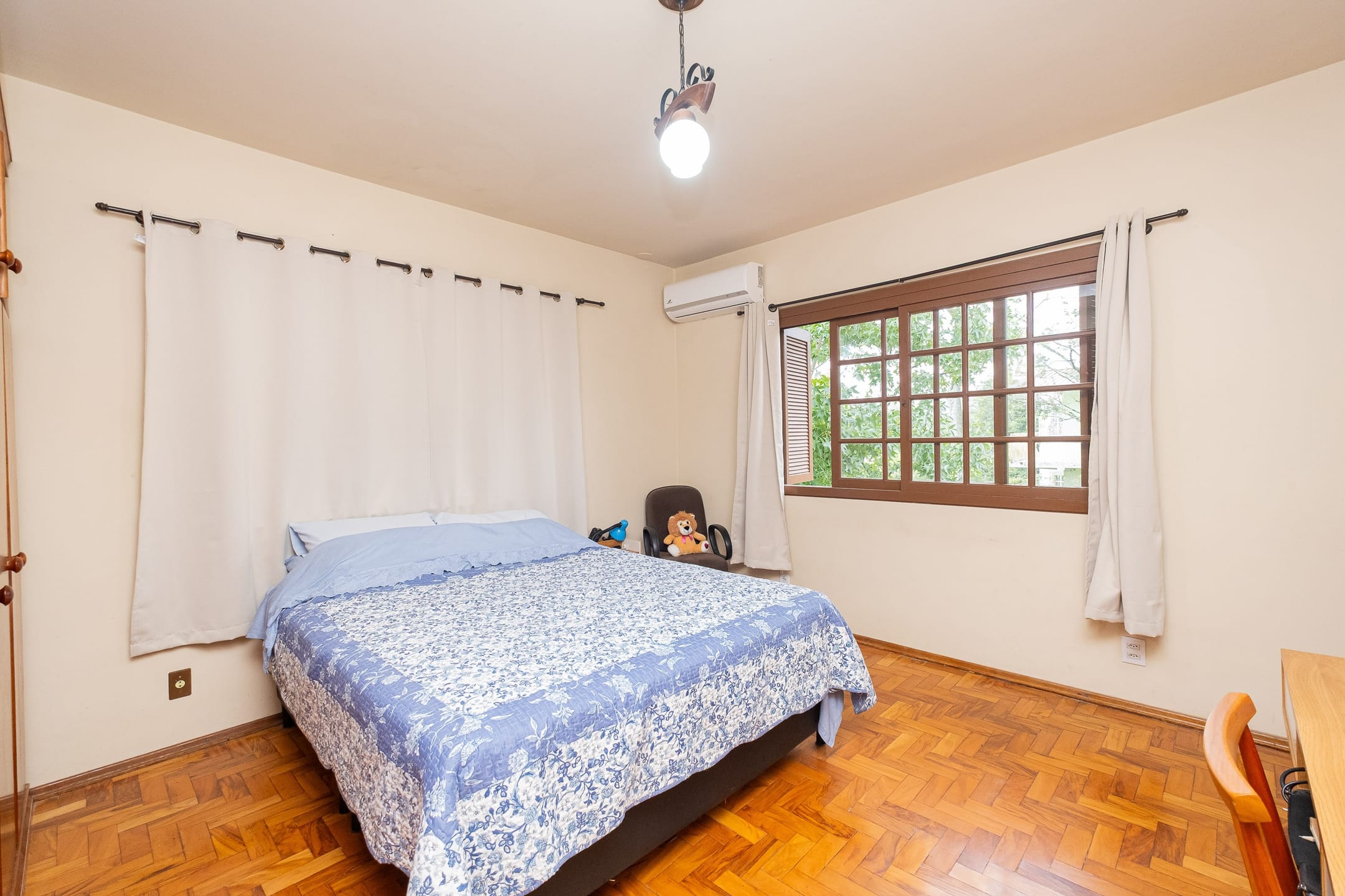 Casa à venda nas Três Vendas, Pelotas - 204 m², 4 quartos (sendo 1 suíte), área de lazer com churrasqueira, garagem coberta e pátio. - 7