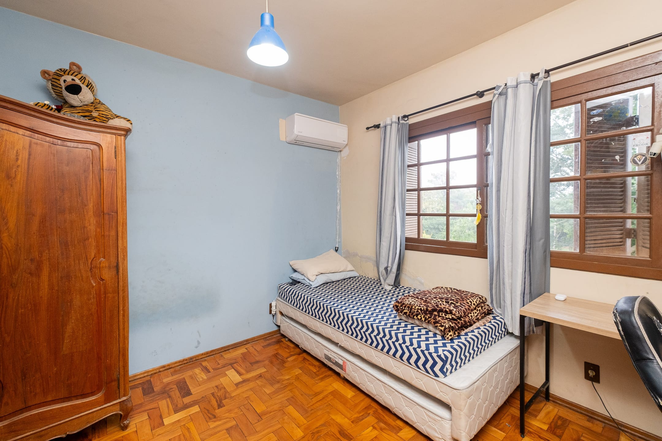 Casa à venda nas Três Vendas, Pelotas - 204 m², 4 quartos (sendo 1 suíte), área de lazer com churrasqueira, garagem coberta e pátio. - 10