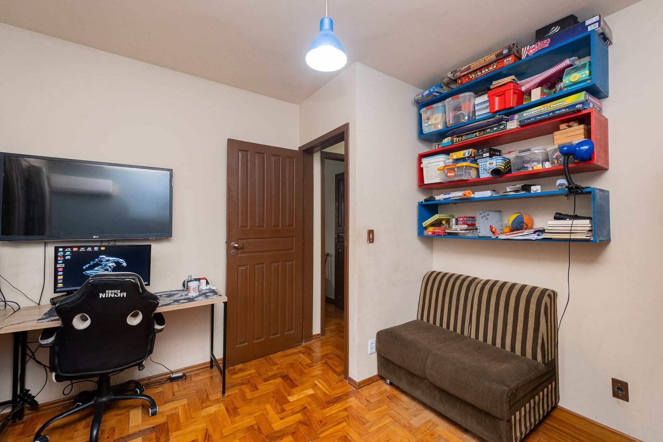 Casa à venda nas Três Vendas, Pelotas - 204 m², 4 quartos (sendo 1 suíte), área de lazer com churrasqueira, garagem coberta e pátio. - 11