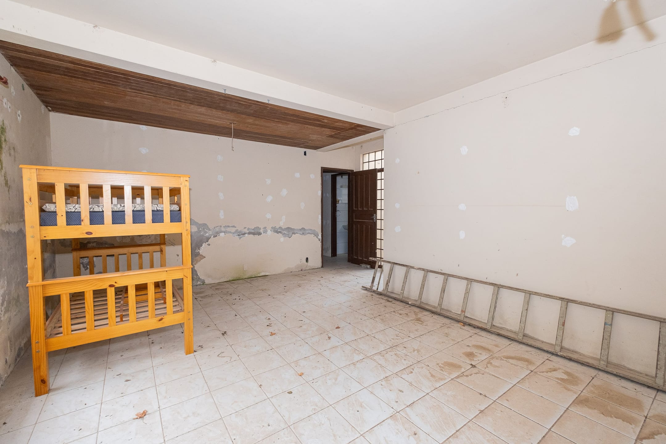 Casa à venda nas Três Vendas, Pelotas - 204 m², 4 quartos (sendo 1 suíte), área de lazer com churrasqueira, garagem coberta e pátio. - 16