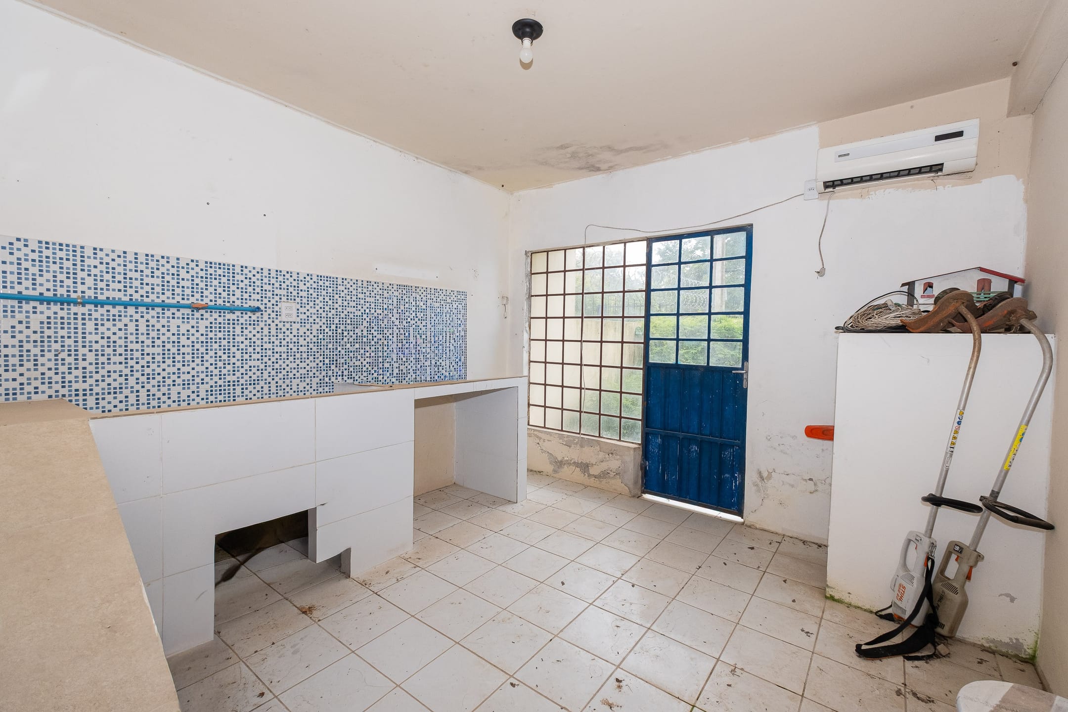 Casa à venda nas Três Vendas, Pelotas - 204 m², 4 quartos (sendo 1 suíte), área de lazer com churrasqueira, garagem coberta e pátio. - 18