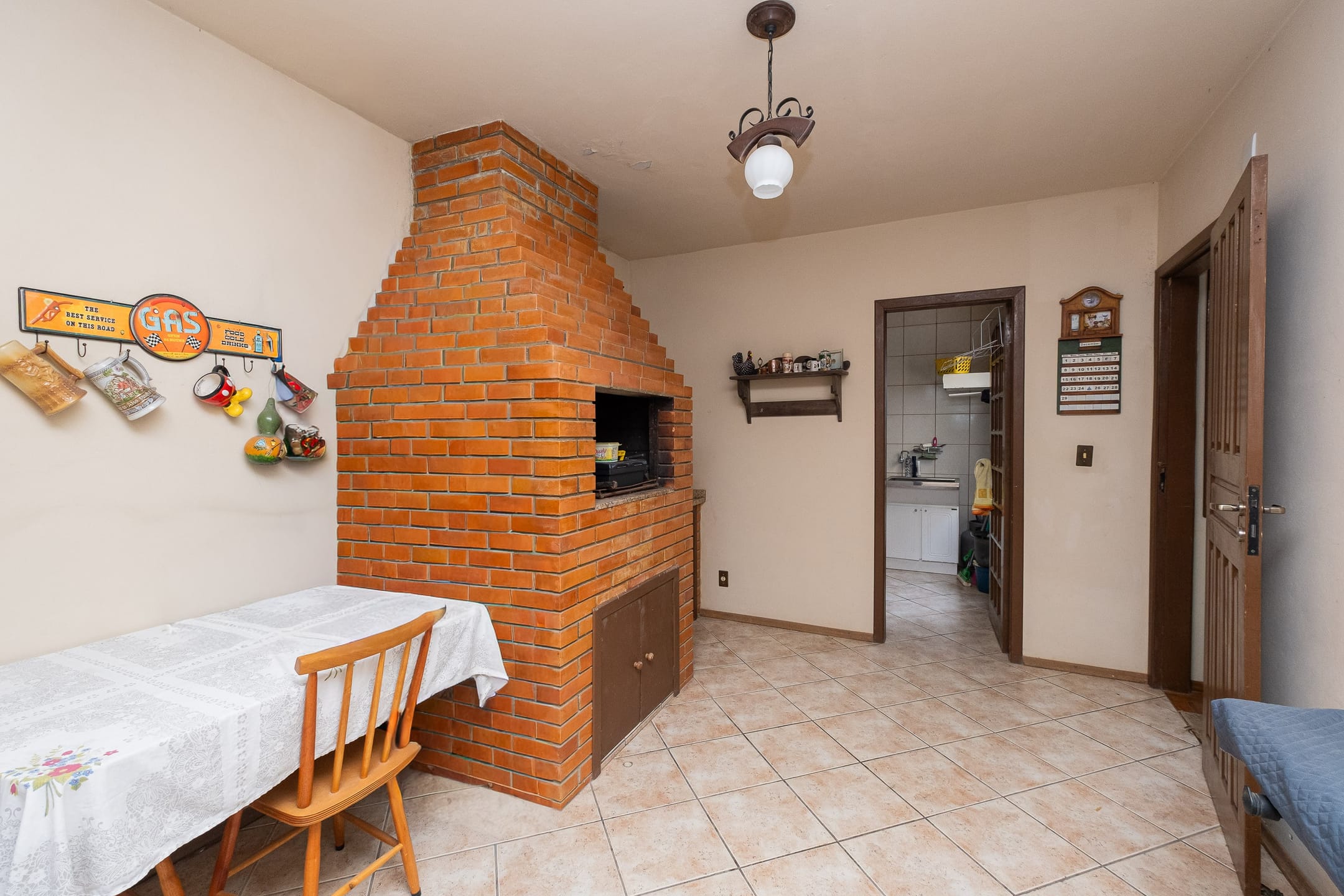Casa à venda nas Três Vendas, Pelotas - 204 m², 4 quartos (sendo 1 suíte), área de lazer com churrasqueira, garagem coberta e pátio. - 13