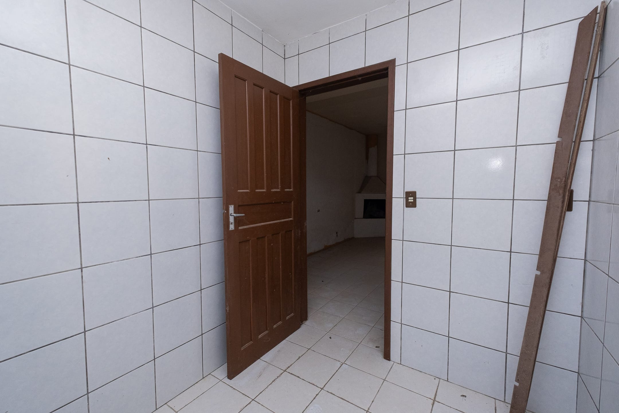 Casa à venda nas Três Vendas, Pelotas - 204 m², 4 quartos (sendo 1 suíte), área de lazer com churrasqueira, garagem coberta e pátio. - 24