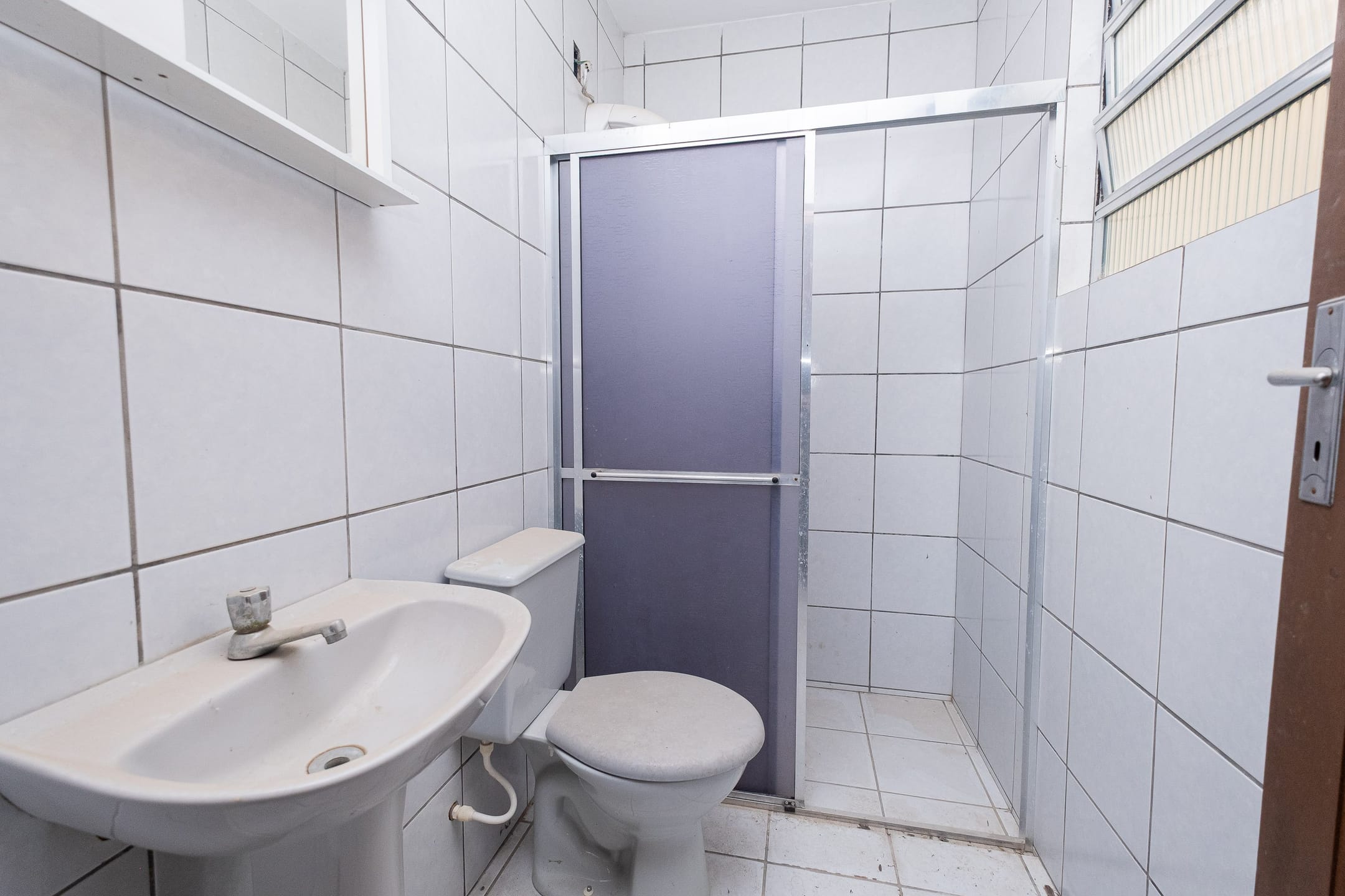 Casa à venda nas Três Vendas, Pelotas - 204 m², 4 quartos (sendo 1 suíte), área de lazer com churrasqueira, garagem coberta e pátio. - 25