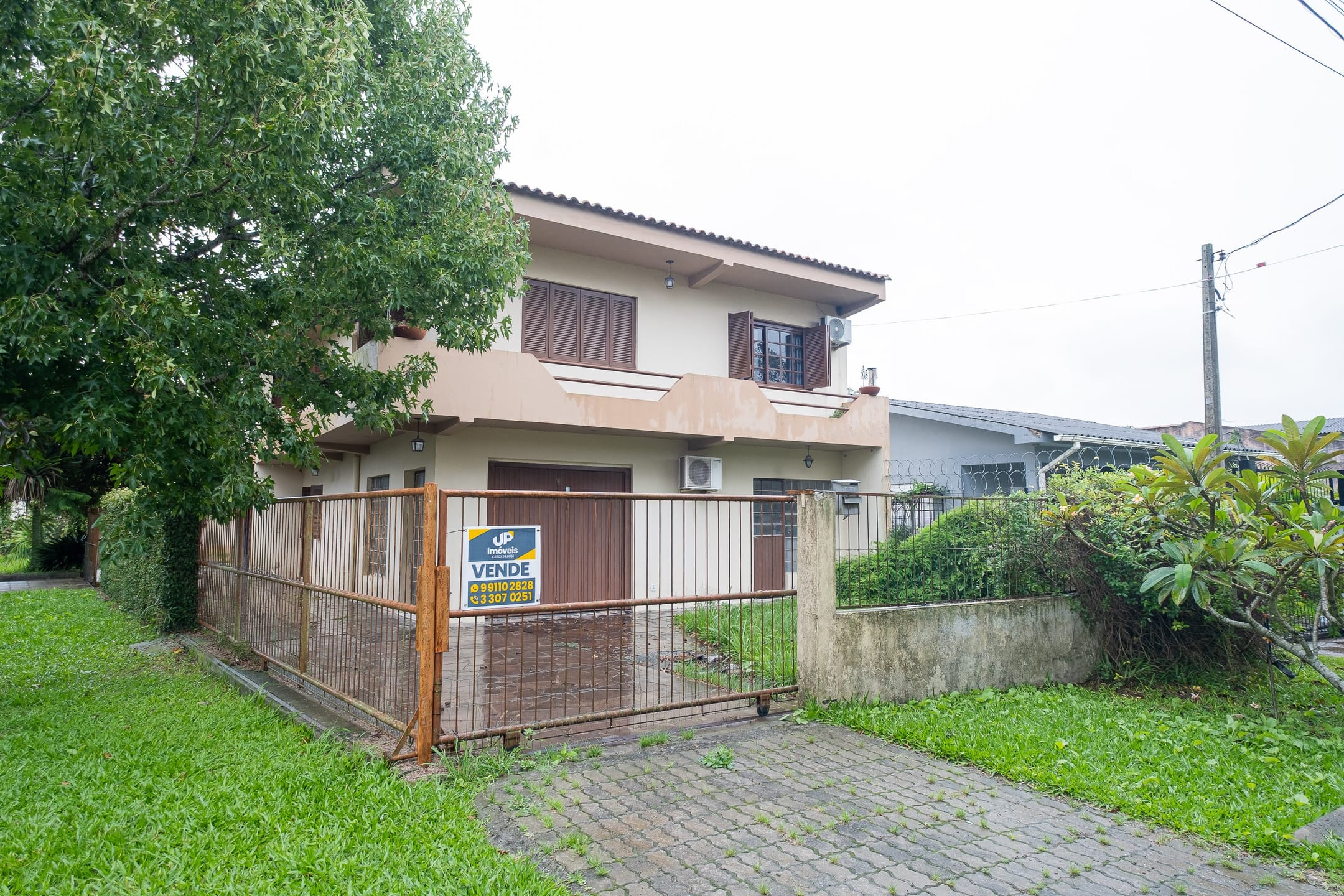 Casa à venda nas Três Vendas, Pelotas - 204 m², 4 quartos (sendo 1 suíte), área de lazer com churrasqueira, garagem coberta e pátio. - 26