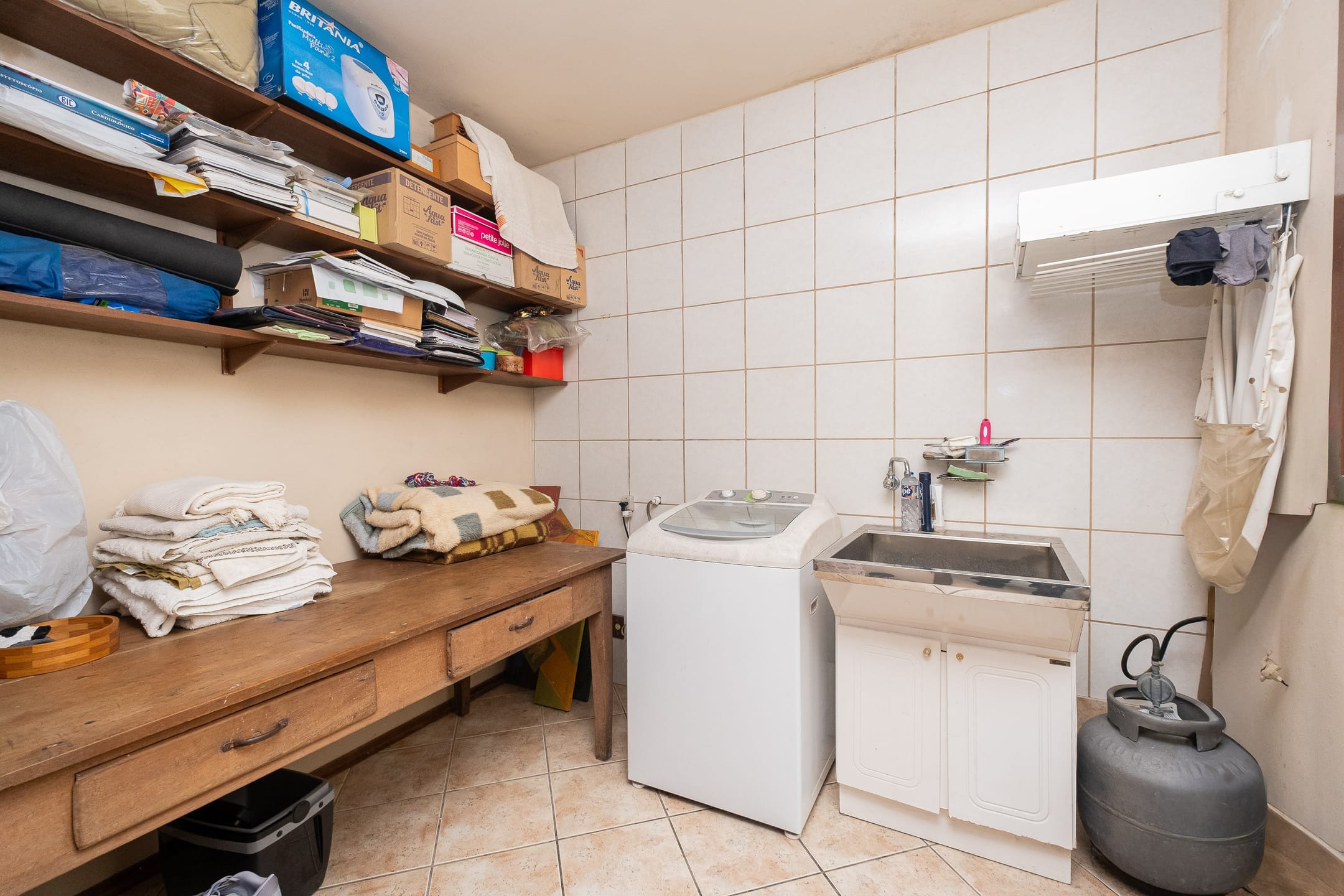 Casa à venda nas Três Vendas, Pelotas - 204 m², 4 quartos (sendo 1 suíte), área de lazer com churrasqueira, garagem coberta e pátio. - 14