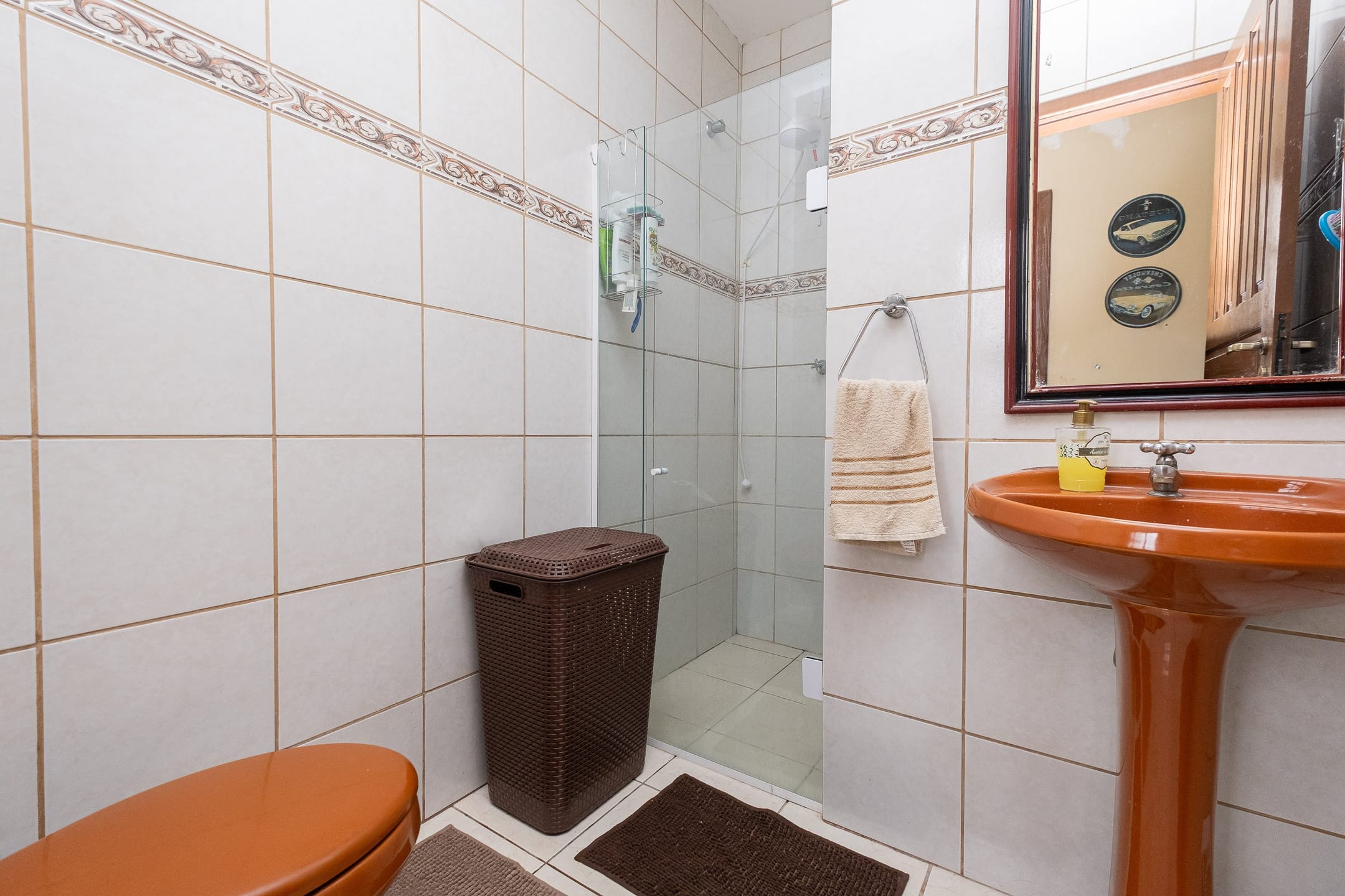 Casa à venda nas Três Vendas, Pelotas - 204 m², 4 quartos (sendo 1 suíte), área de lazer com churrasqueira, garagem coberta e pátio. - 6