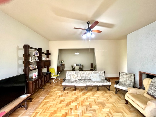 Casa 5 quartos e 2 banheiros, à venda, no bairro Centro em Pelotas