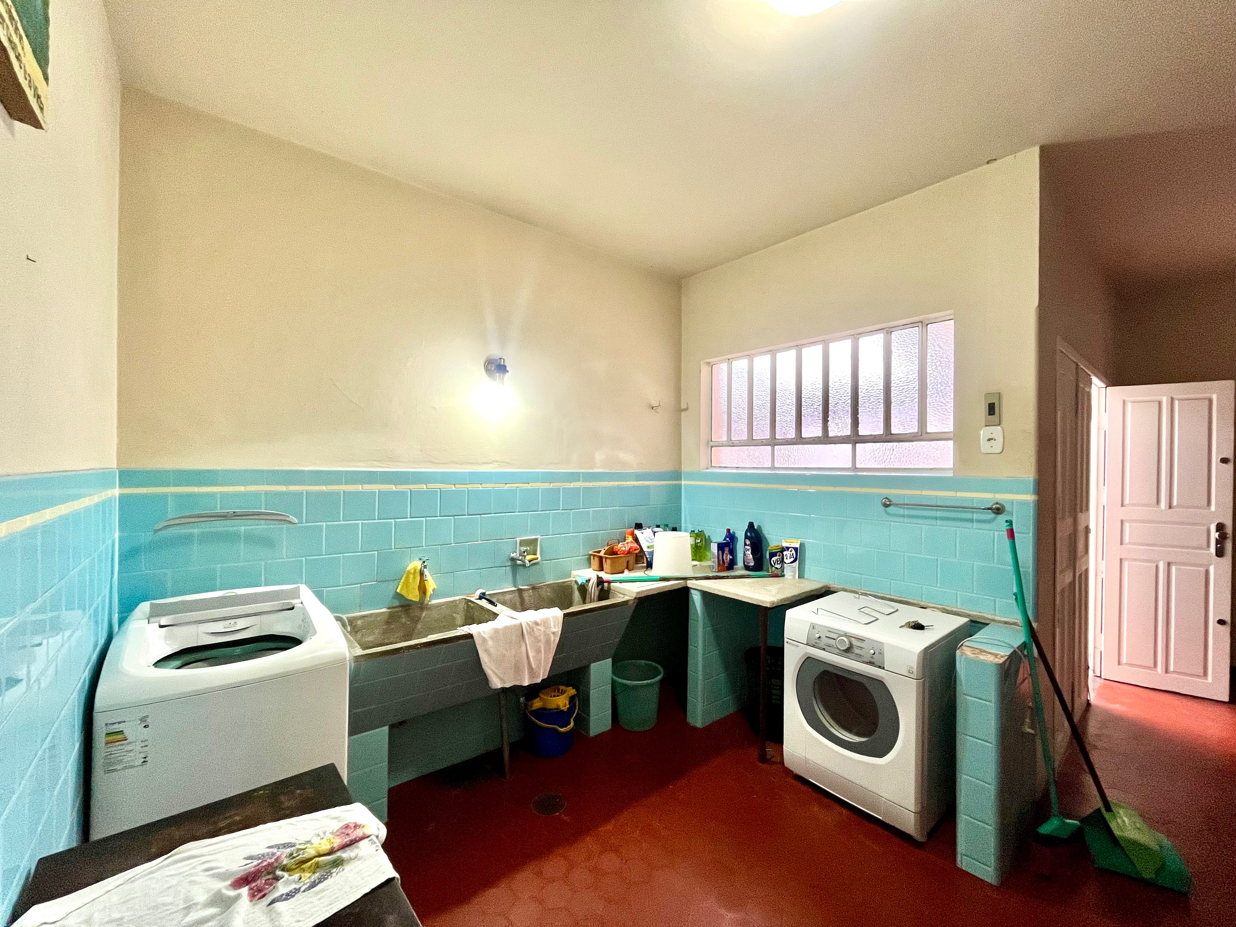 Casa à venda no centro de Pelotas - 280 m², 5 quartos, 2 banheiros, lareira, garagem coberta e amplo terreno. - 8