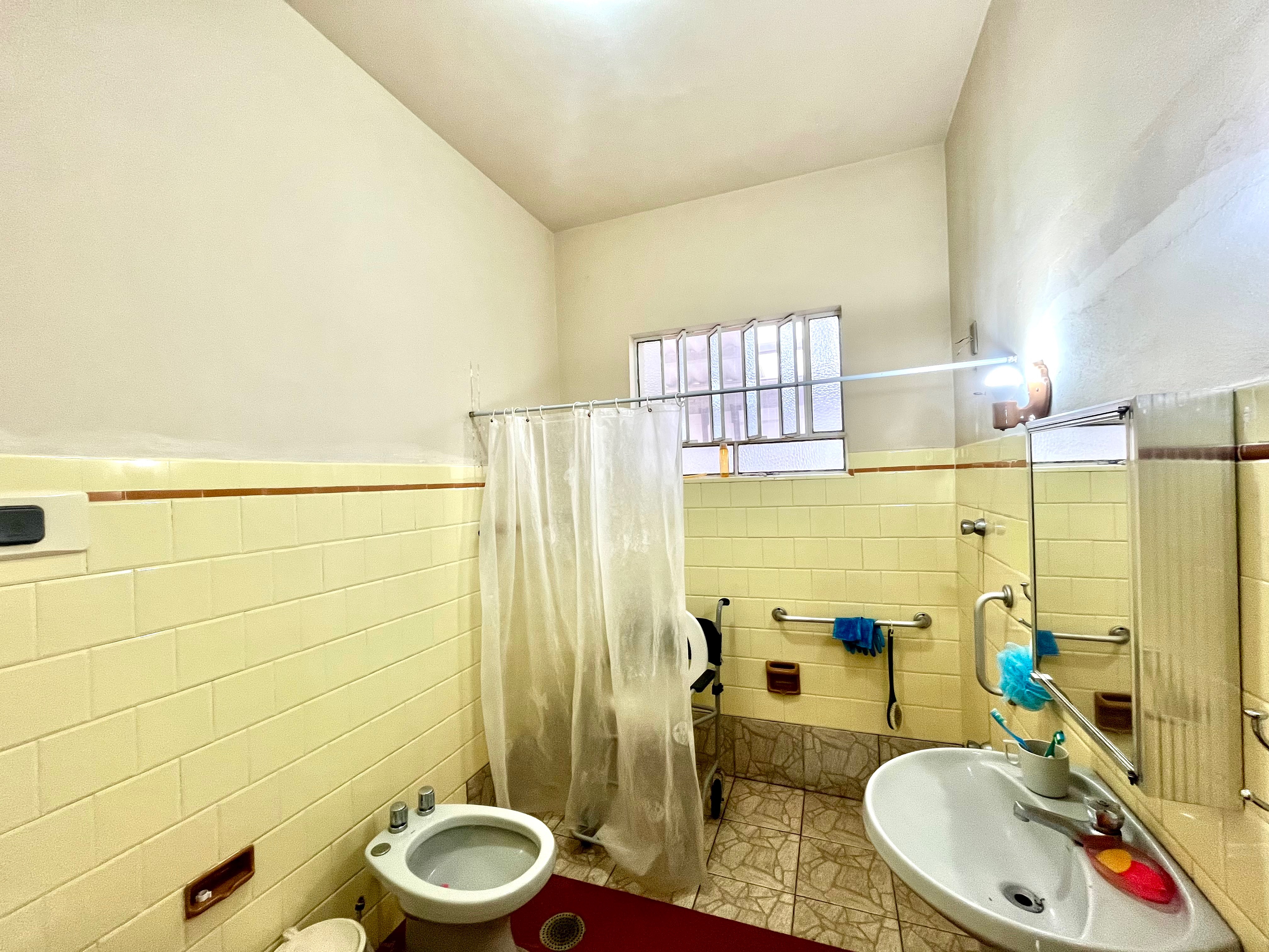 Casa à venda no centro de Pelotas - 280 m², 5 quartos, 2 banheiros, lareira, garagem coberta e amplo terreno. - 15