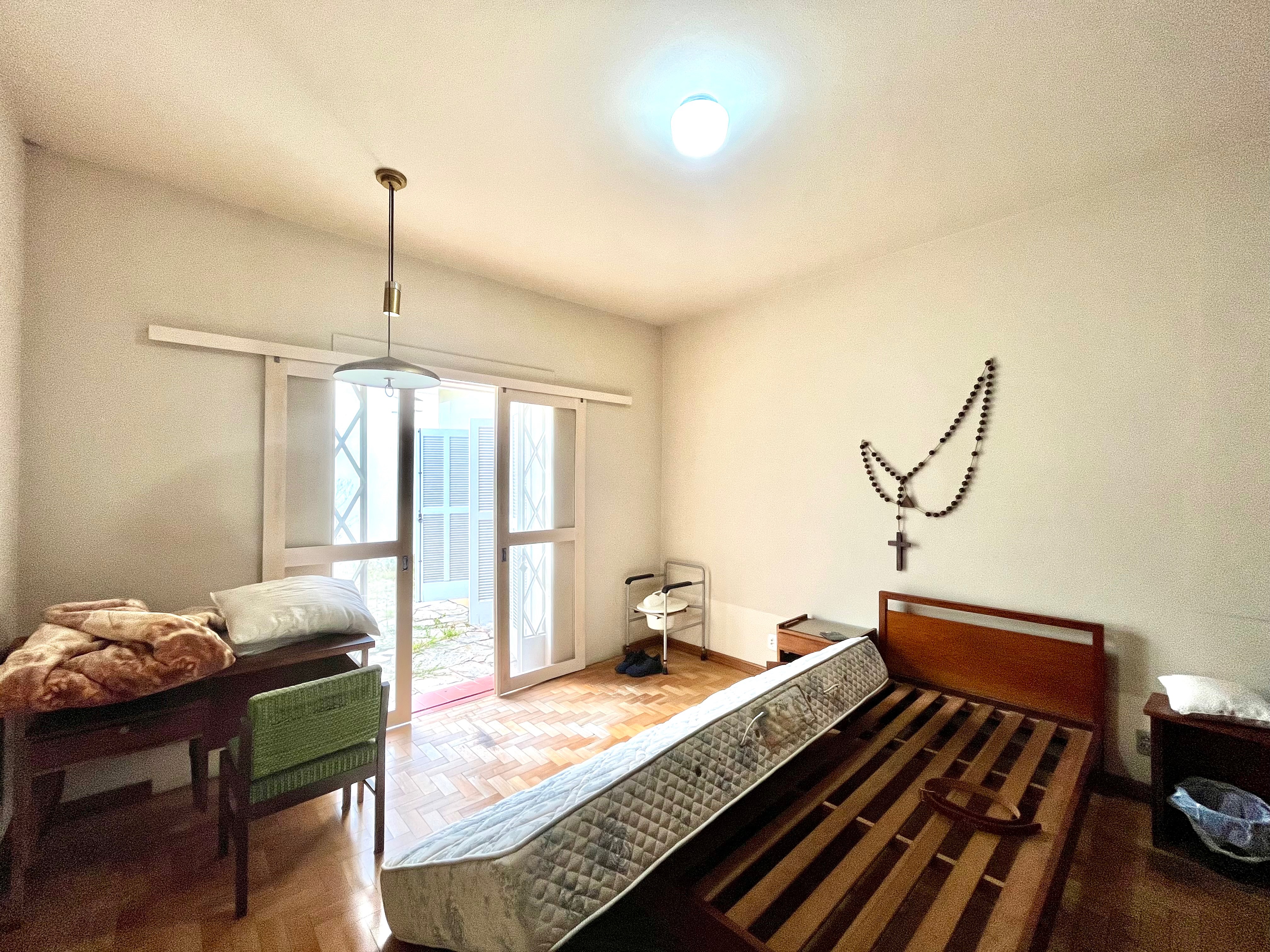Casa à venda no centro de Pelotas - 280 m², 5 quartos, 2 banheiros, lareira, garagem coberta e amplo terreno. - 10