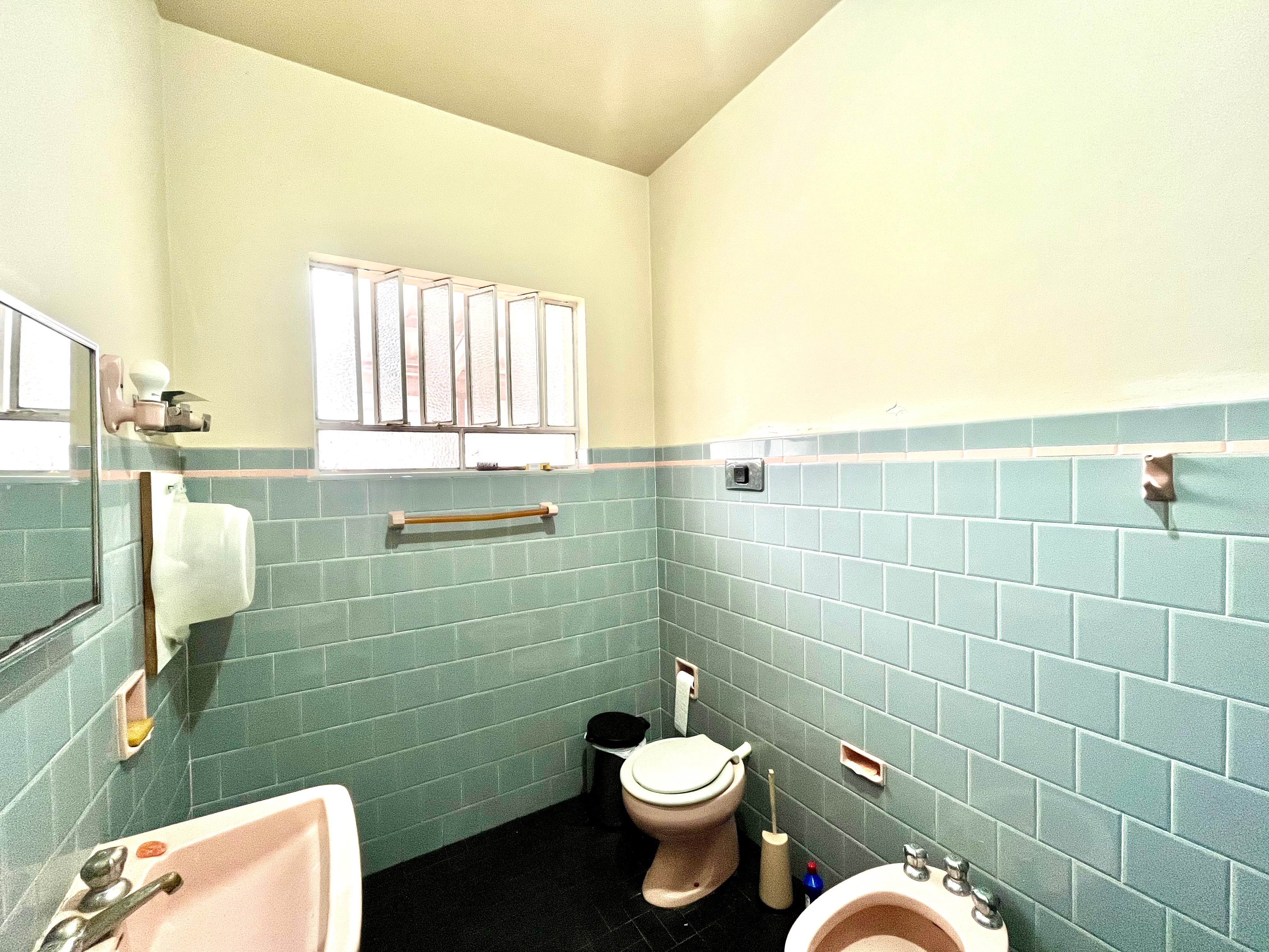 Casa à venda no centro de Pelotas - 280 m², 5 quartos, 2 banheiros, lareira, garagem coberta e amplo terreno. - 9