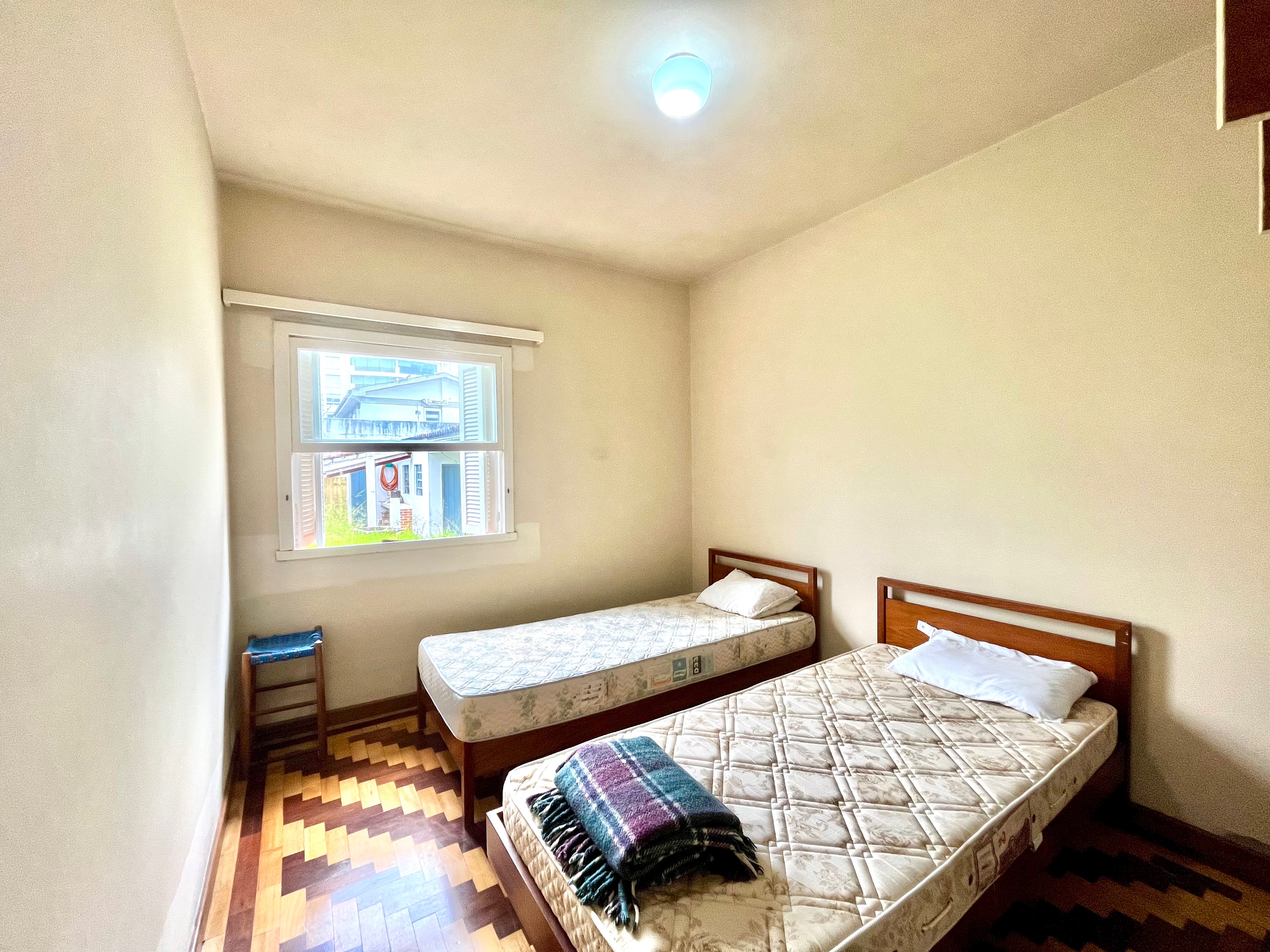 Casa à venda no centro de Pelotas - 280 m², 5 quartos, 2 banheiros, lareira, garagem coberta e amplo terreno. - 11