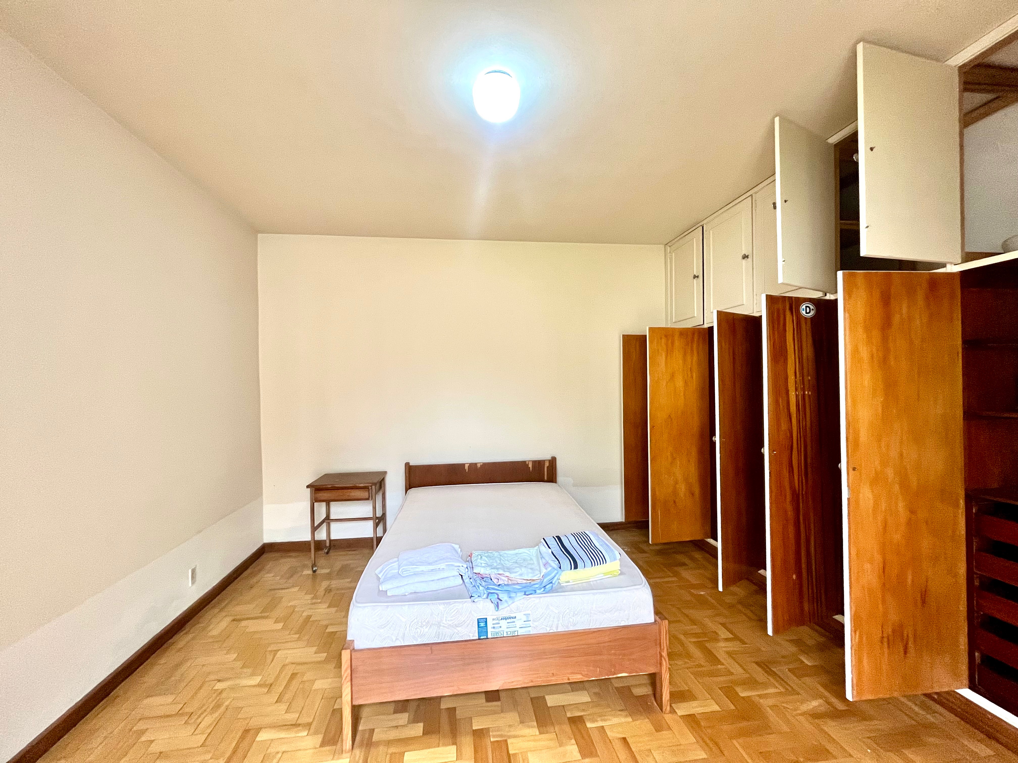 Casa à venda no centro de Pelotas - 280 m², 5 quartos, 2 banheiros, lareira, garagem coberta e amplo terreno. - 12