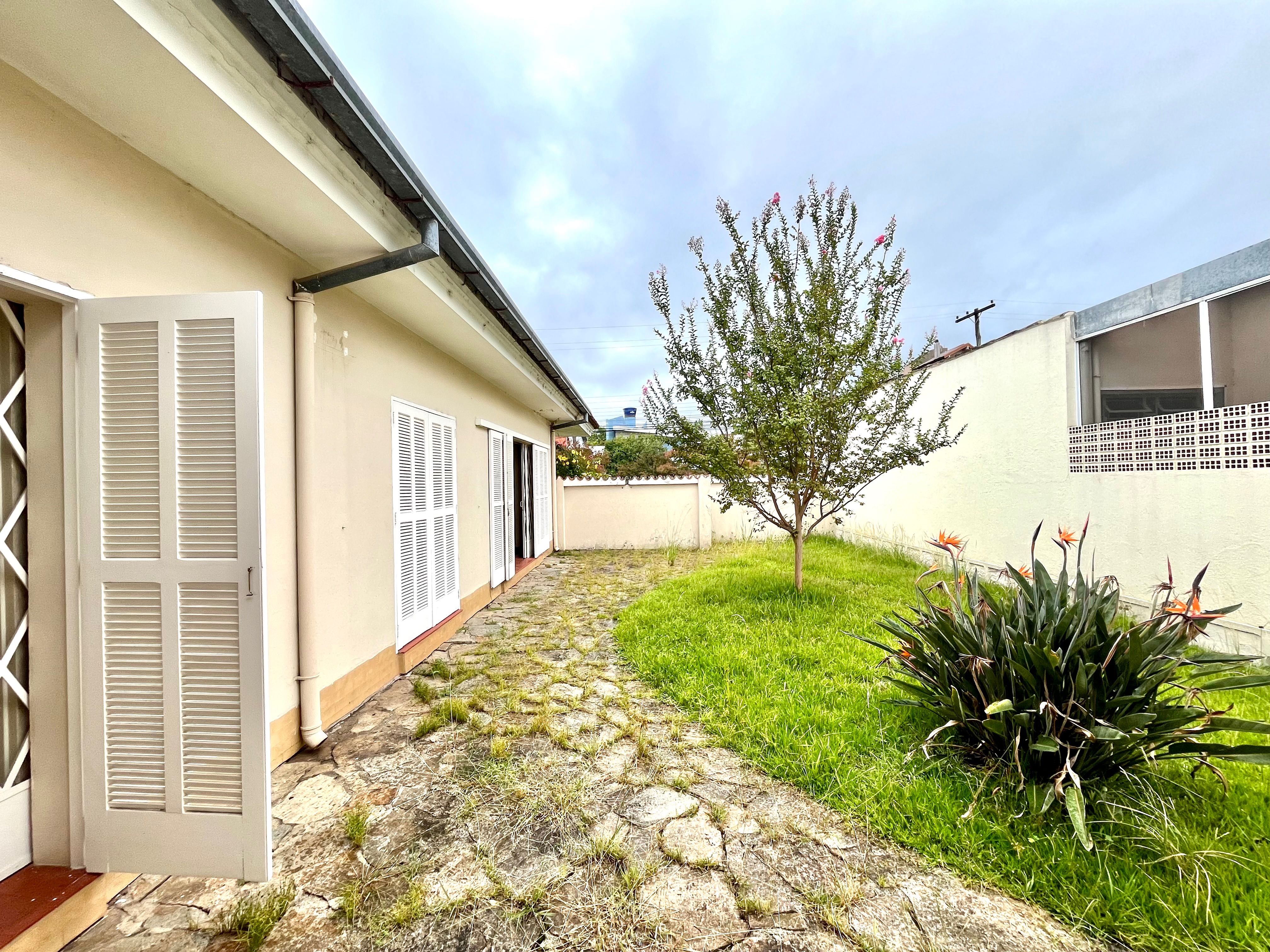 Casa à venda no centro de Pelotas - 280 m², 5 quartos, 2 banheiros, lareira, garagem coberta e amplo terreno. - 19