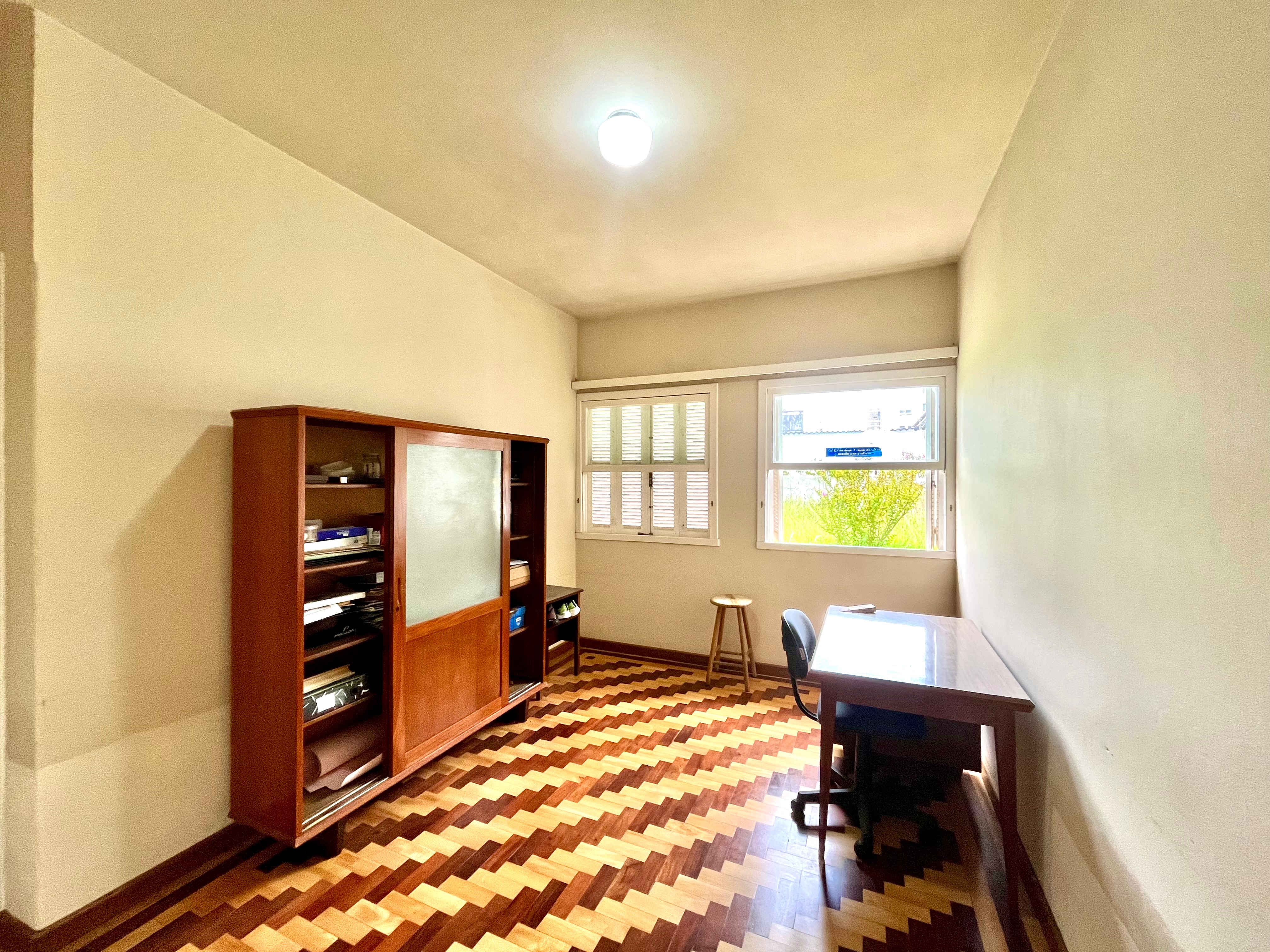 Casa à venda no centro de Pelotas - 280 m², 5 quartos, 2 banheiros, lareira, garagem coberta e amplo terreno. - 13