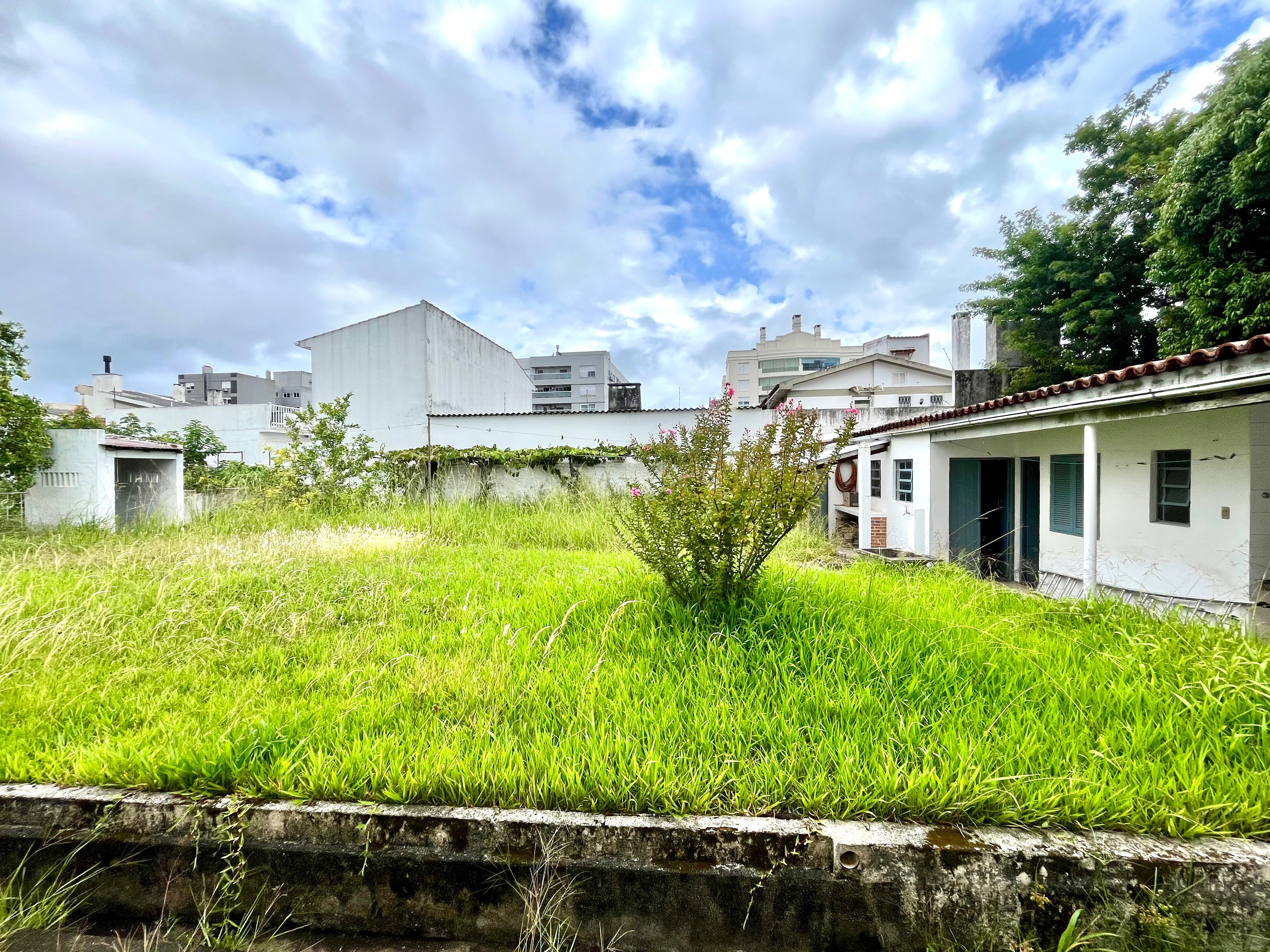 Casa à venda no centro de Pelotas - 280 m², 5 quartos, 2 banheiros, lareira, garagem coberta e amplo terreno. - 18