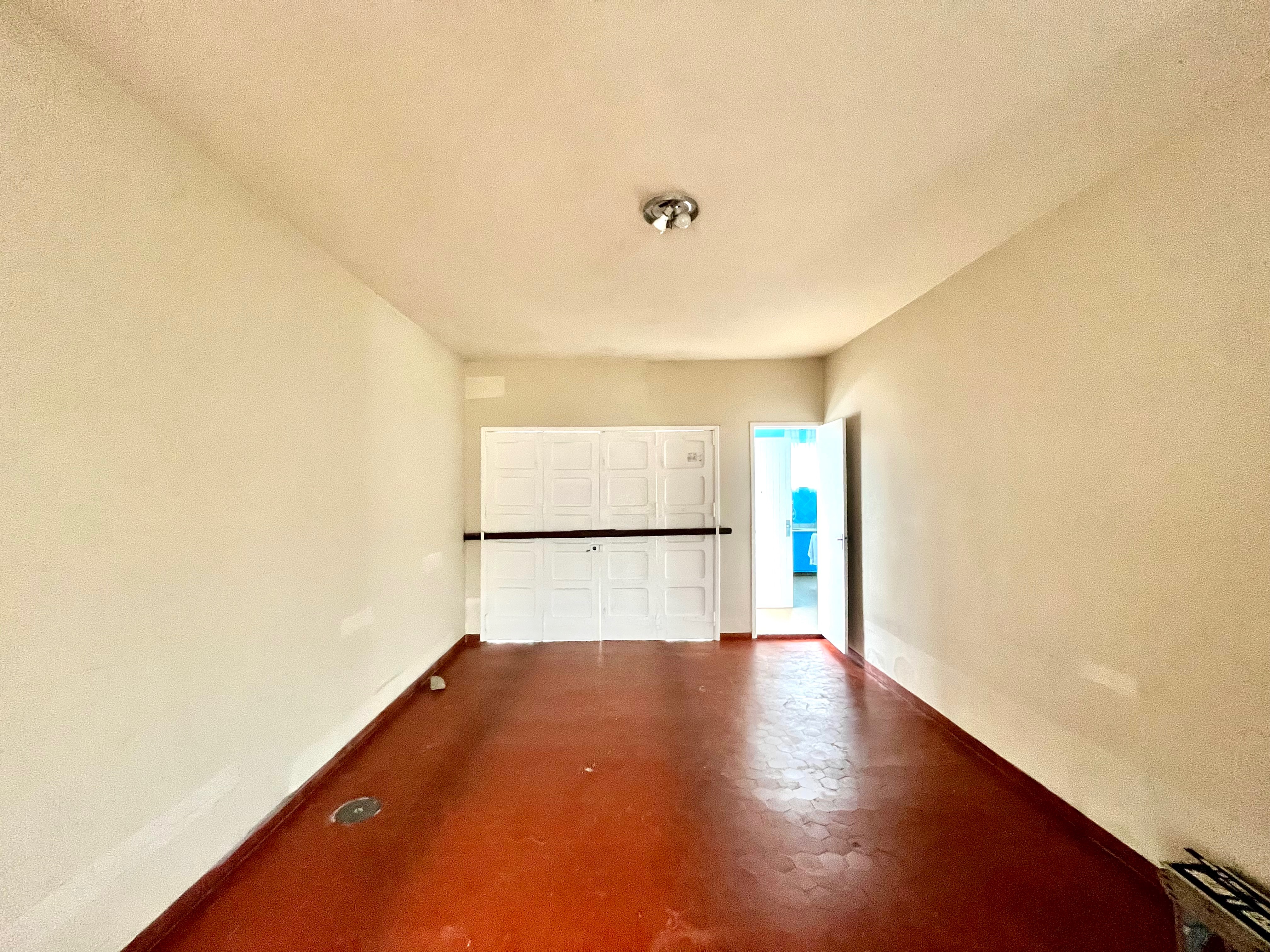 Casa à venda no centro de Pelotas - 280 m², 5 quartos, 2 banheiros, lareira, garagem coberta e amplo terreno. - 14