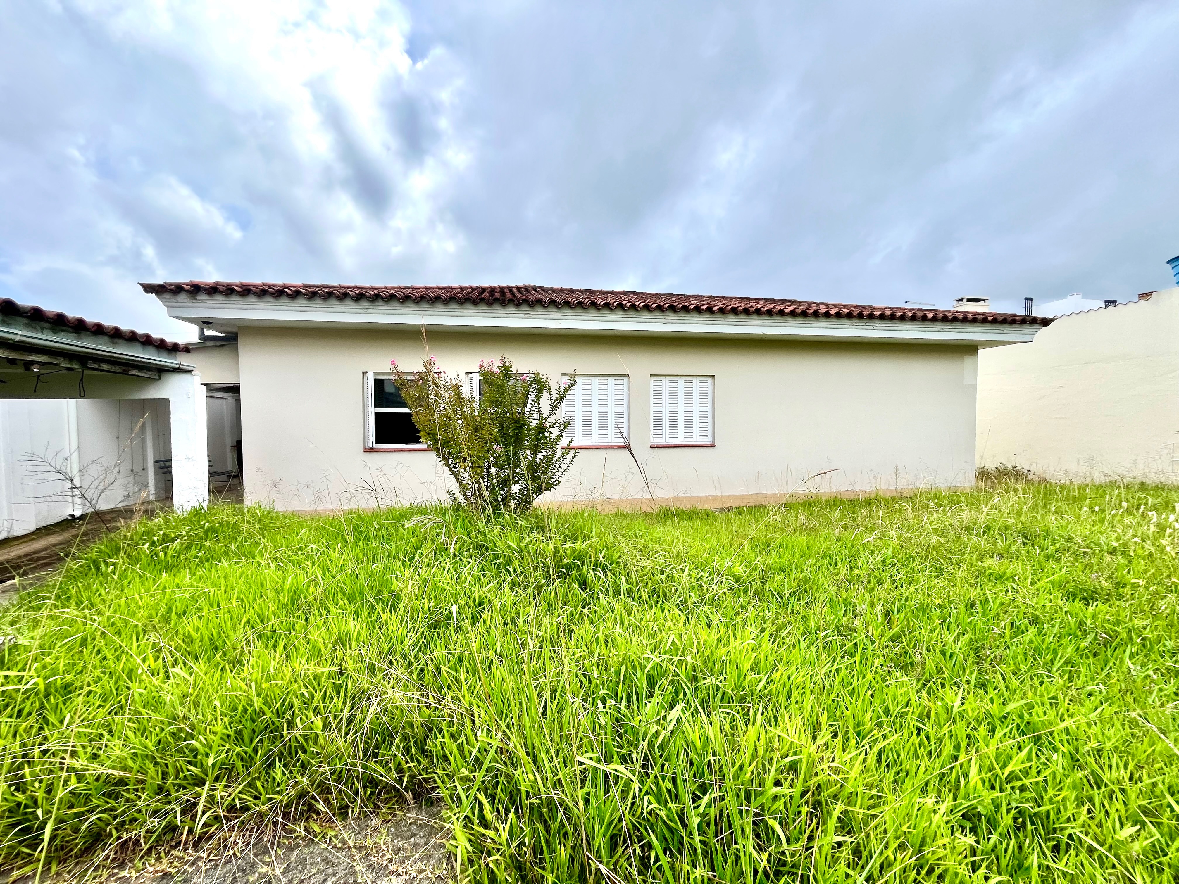 Casa à venda no centro de Pelotas - 280 m², 5 quartos, 2 banheiros, lareira, garagem coberta e amplo terreno. - 20