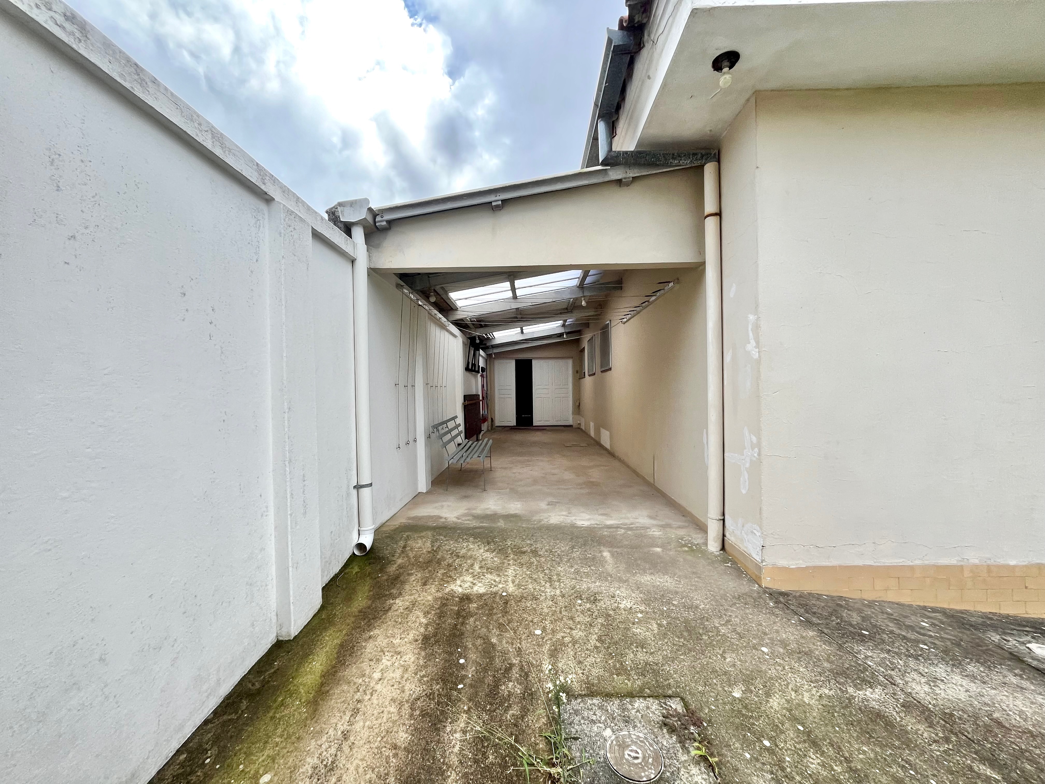 Casa à venda no centro de Pelotas - 280 m², 5 quartos, 2 banheiros, lareira, garagem coberta e amplo terreno. - 16
