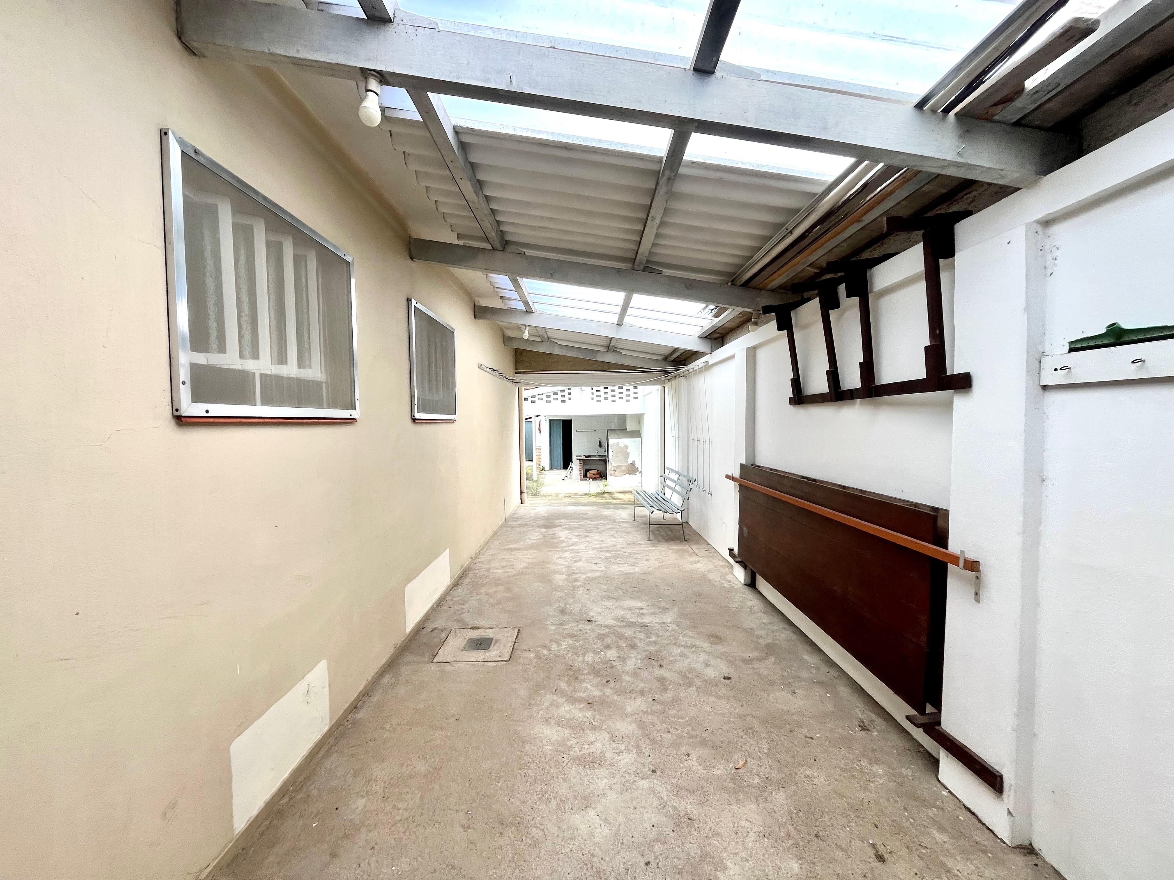 Casa à venda no centro de Pelotas - 280 m², 5 quartos, 2 banheiros, lareira, garagem coberta e amplo terreno. - 17