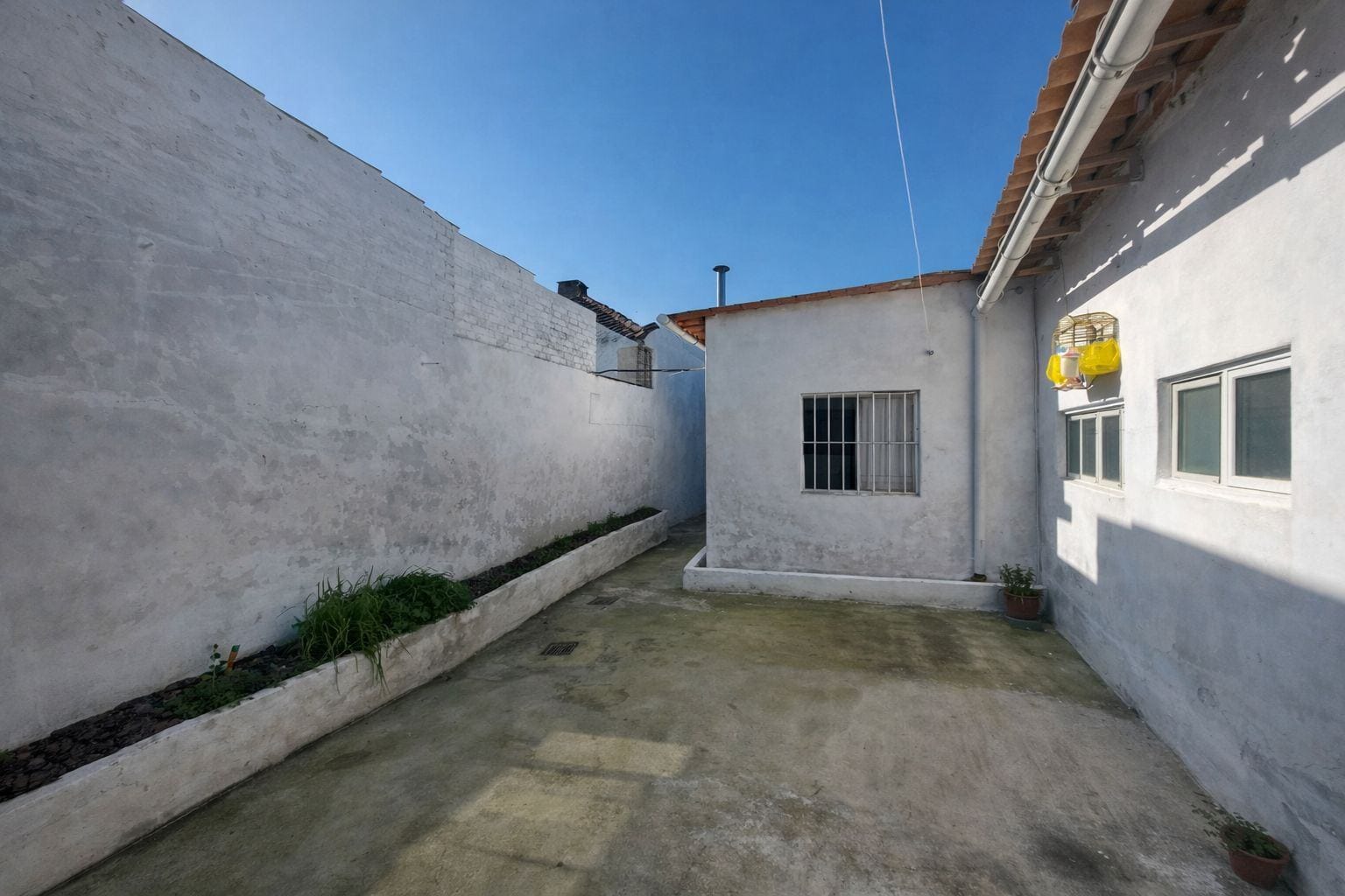 Casa à venda no Areal, Pelotas - 211 m², 5 quartos (sendo 1 suíte), peças amplas, lareira, churrasqueira e pátio. - 18
