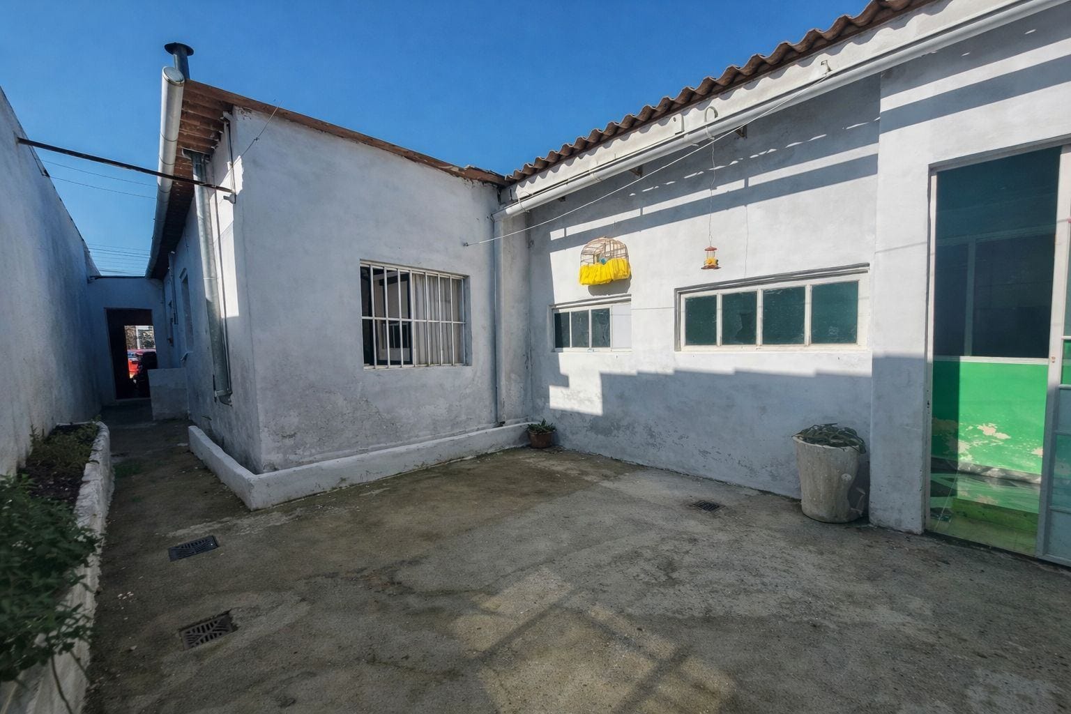 Casa à venda no Areal, Pelotas - 211 m², 5 quartos (sendo 1 suíte), peças amplas, lareira, churrasqueira e pátio. - 17