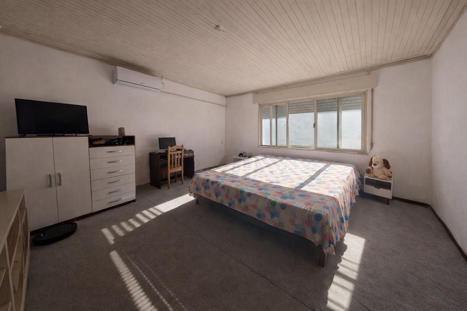 Casa à venda no Areal, Pelotas - 211 m², 5 quartos (sendo 1 suíte), peças amplas, lareira, churrasqueira e pátio. - 8