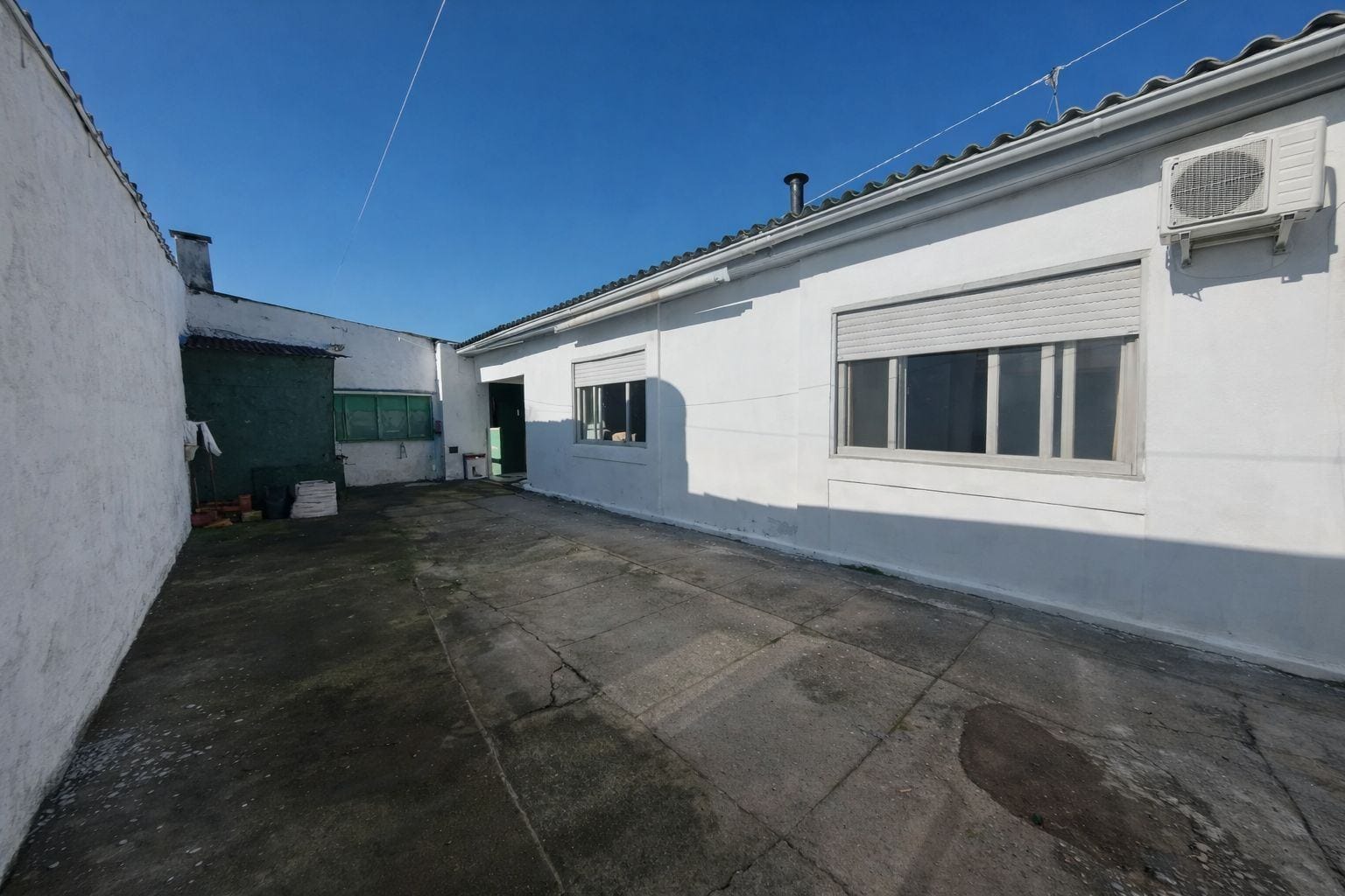 Casa à venda no Areal, Pelotas - 211 m², 5 quartos (sendo 1 suíte), peças amplas, lareira, churrasqueira e pátio. - 16