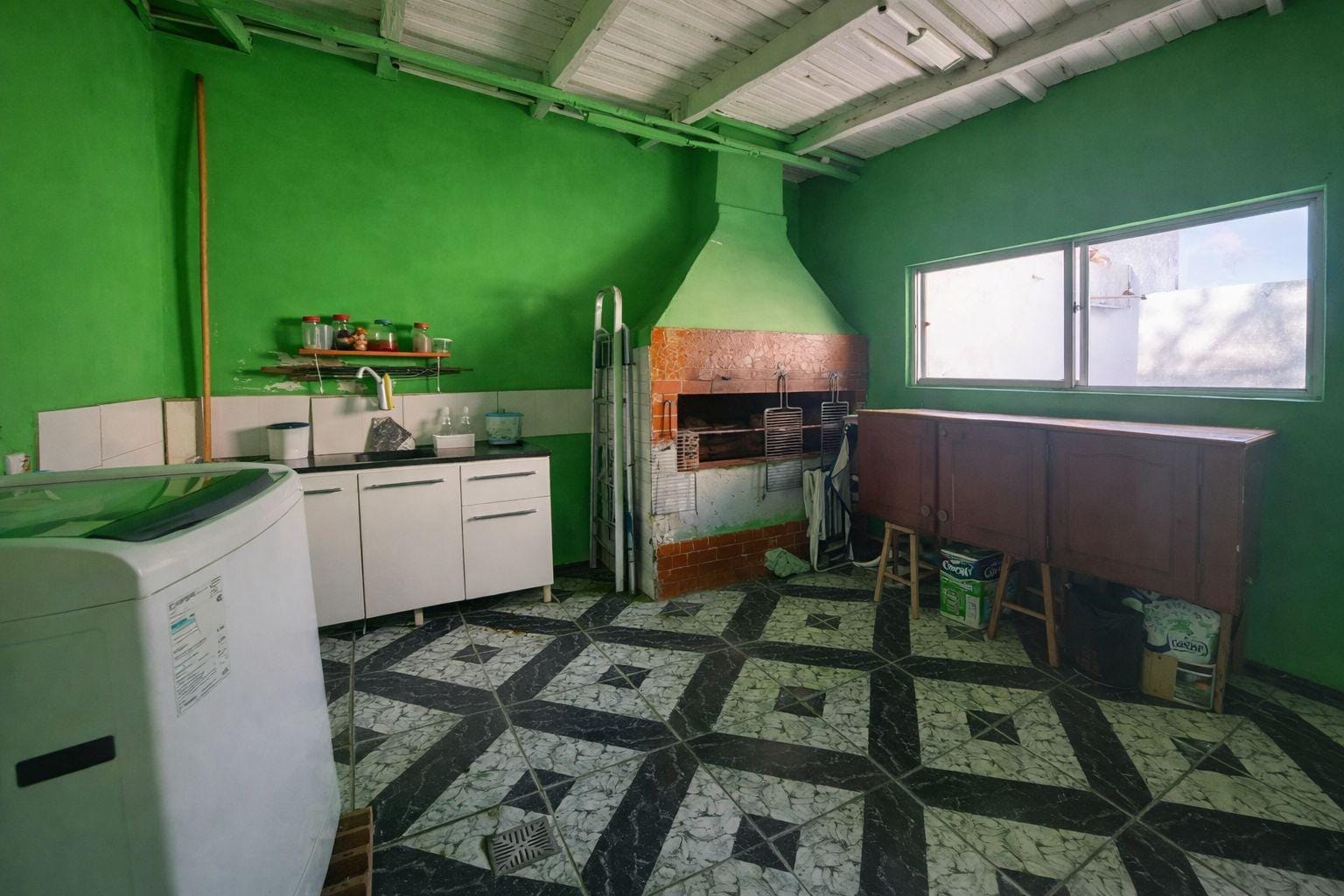 Casa à venda no Areal, Pelotas - 211 m², 5 quartos (sendo 1 suíte), peças amplas, lareira, churrasqueira e pátio. - 15