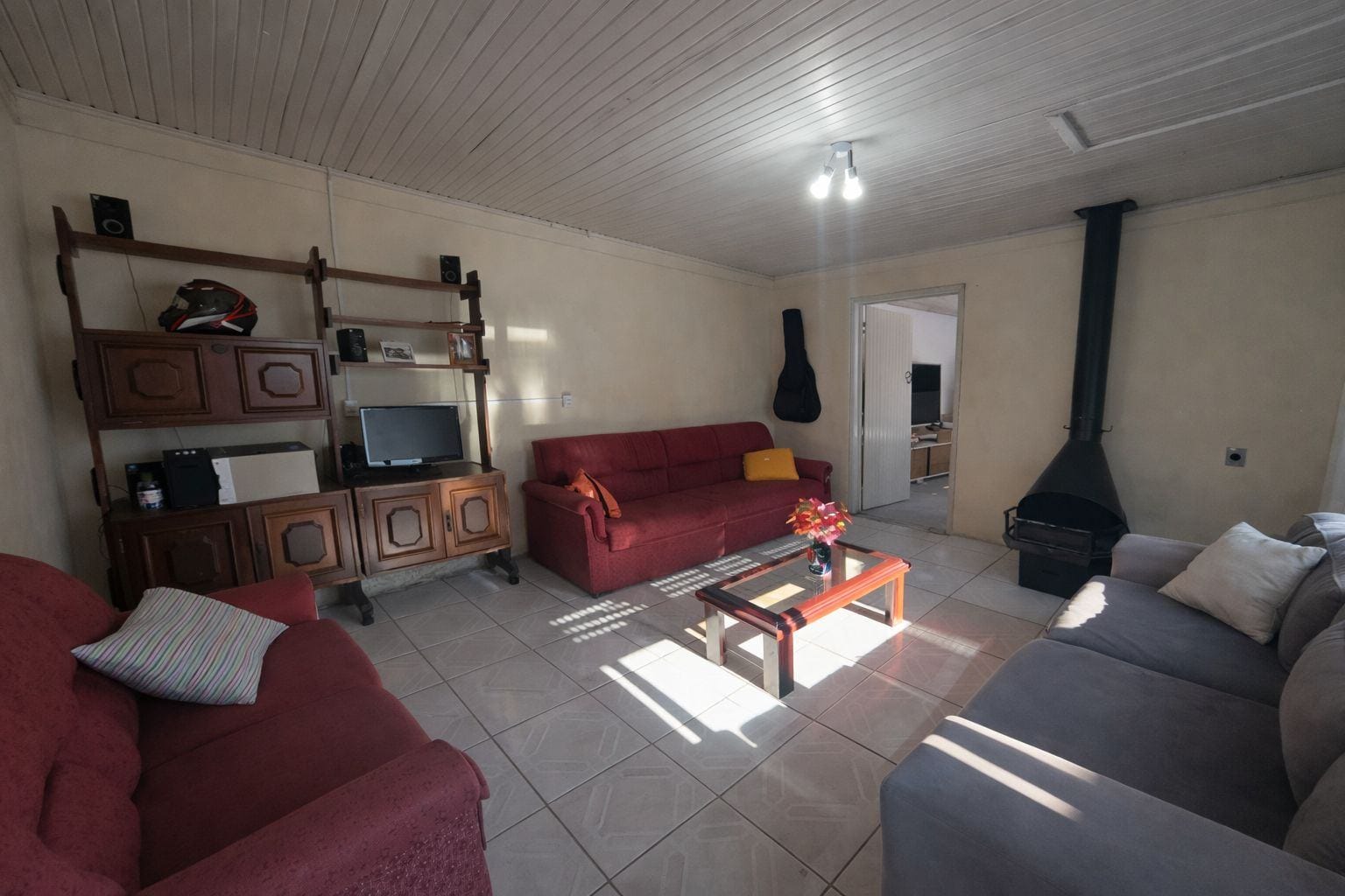 Casa à venda no Areal, Pelotas - 211 m², 5 quartos (sendo 1 suíte), peças amplas, lareira, churrasqueira e pátio. - 12