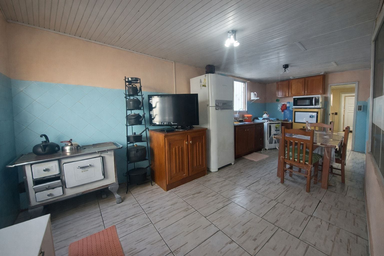 Casa à venda no Areal, Pelotas - 211 m², 5 quartos (sendo 1 suíte), peças amplas, lareira, churrasqueira e pátio. - 6