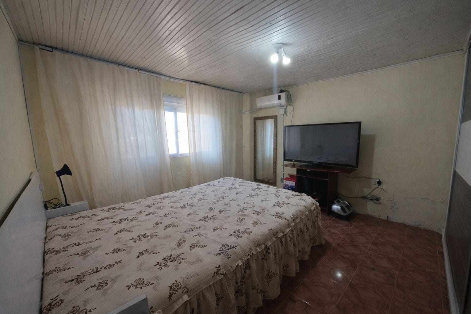 Casa à venda no Areal, Pelotas - 211 m², 5 quartos (sendo 1 suíte), peças amplas, lareira, churrasqueira e pátio. - 10