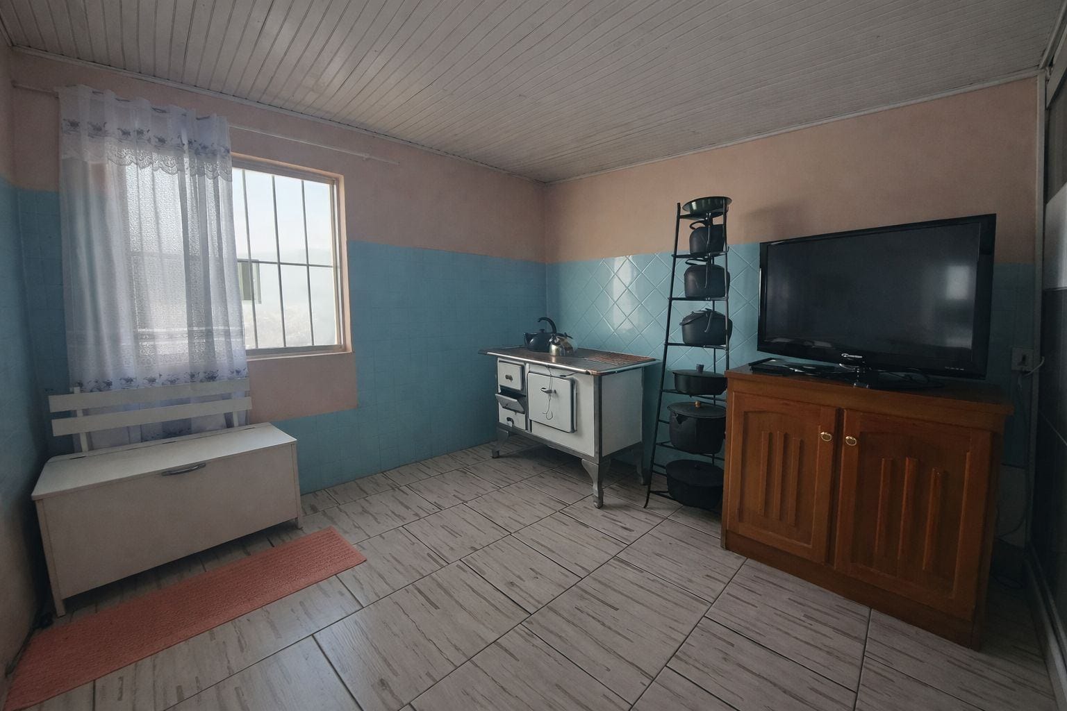 Casa à venda no Areal, Pelotas - 211 m², 5 quartos (sendo 1 suíte), peças amplas, lareira, churrasqueira e pátio. - 7