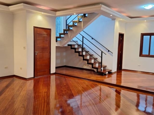 Casa com 250m² 3 quartos e 1 banheiro, à venda ou para alugar, no bairro Urbanova em São José dos Campos