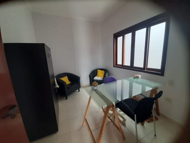 Casa com 250m² 3 quartos e 1 banheiro, à venda ou para alugar, no bairro Urbanova em São José dos Campos