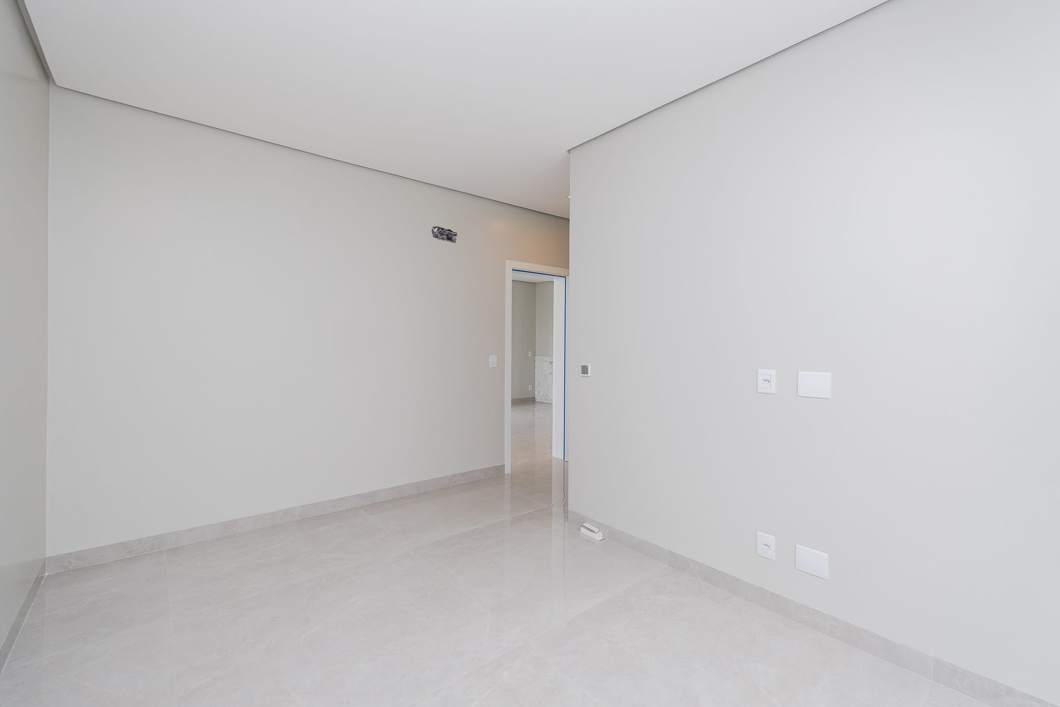 Casa à venda no Alphaville, Laranjal - 314 m², 4 quartos (sendo todos suítes), acabamentos de alto padrão e fundo para o lago. - 10