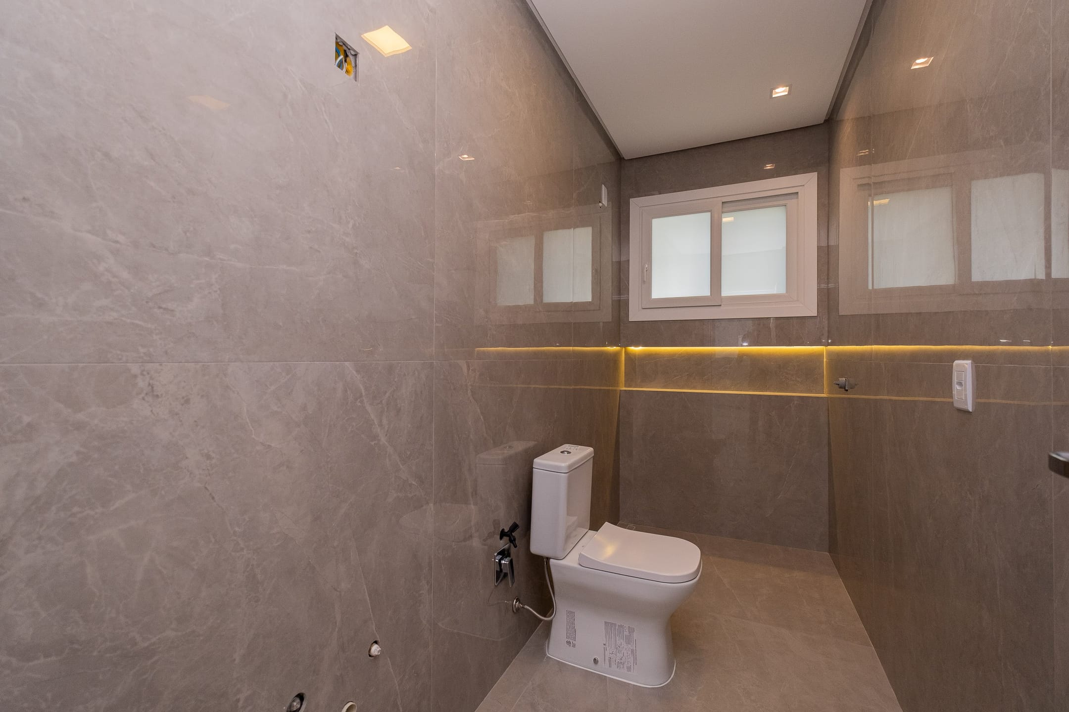 Casa à venda no Alphaville, Laranjal - 314 m², 4 quartos (sendo todos suítes), acabamentos de alto padrão e fundo para o lago. - 11