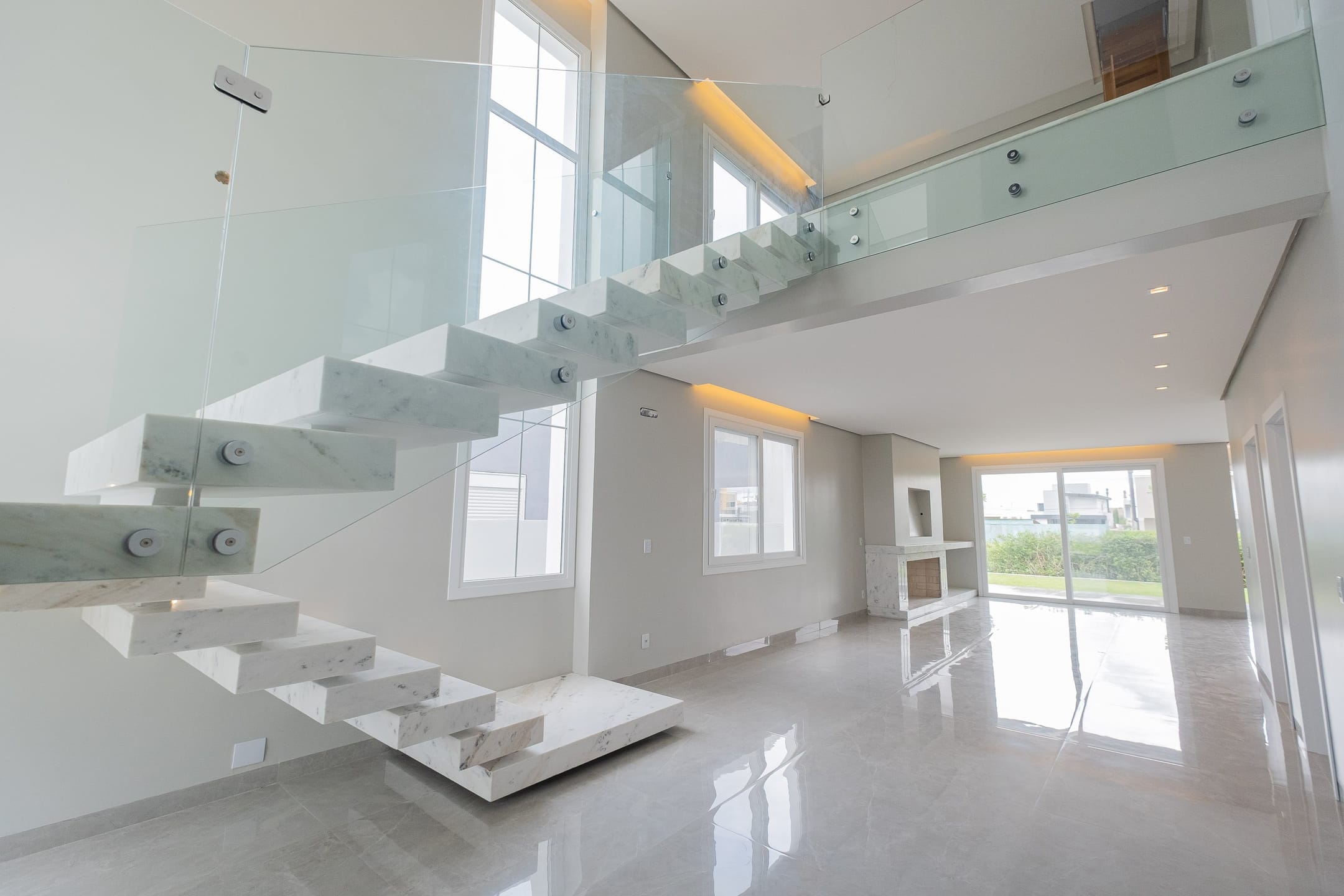 Casa à venda no Alphaville, Laranjal - 314 m², 4 quartos (sendo todos suítes), acabamentos de alto padrão e fundo para o lago.