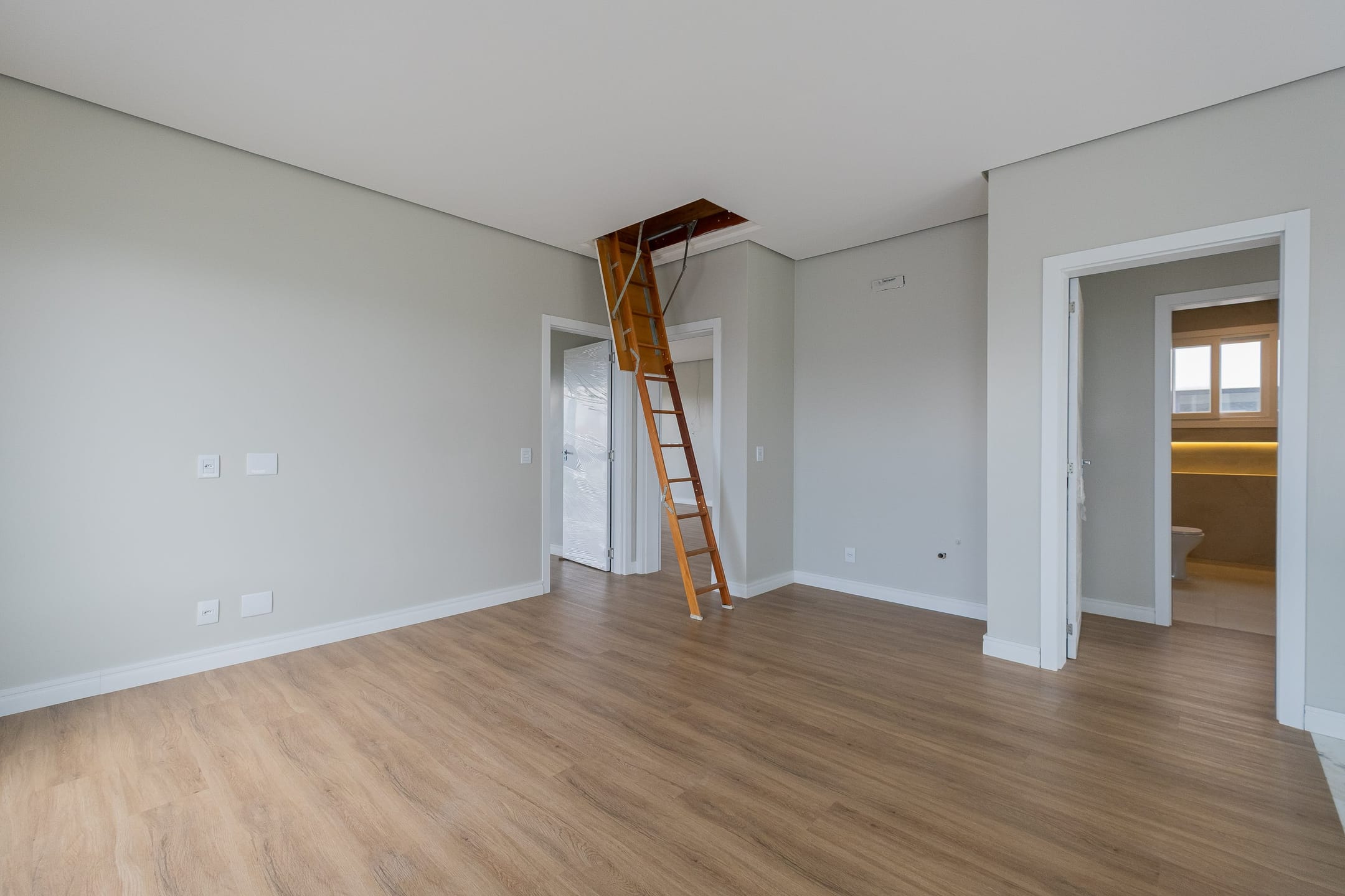 Casa à venda no Alphaville, Laranjal - 314 m², 4 quartos (sendo todos suítes), acabamentos de alto padrão e fundo para o lago. - 13