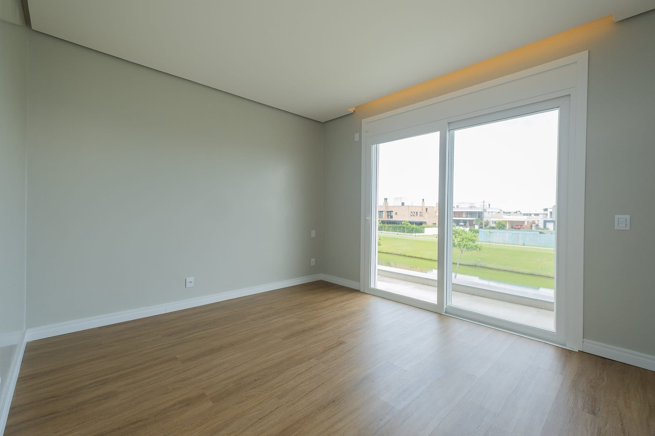 Casa à venda no Alphaville, Laranjal - 314 m², 4 quartos (sendo todos suítes), acabamentos de alto padrão e fundo para o lago. - 15