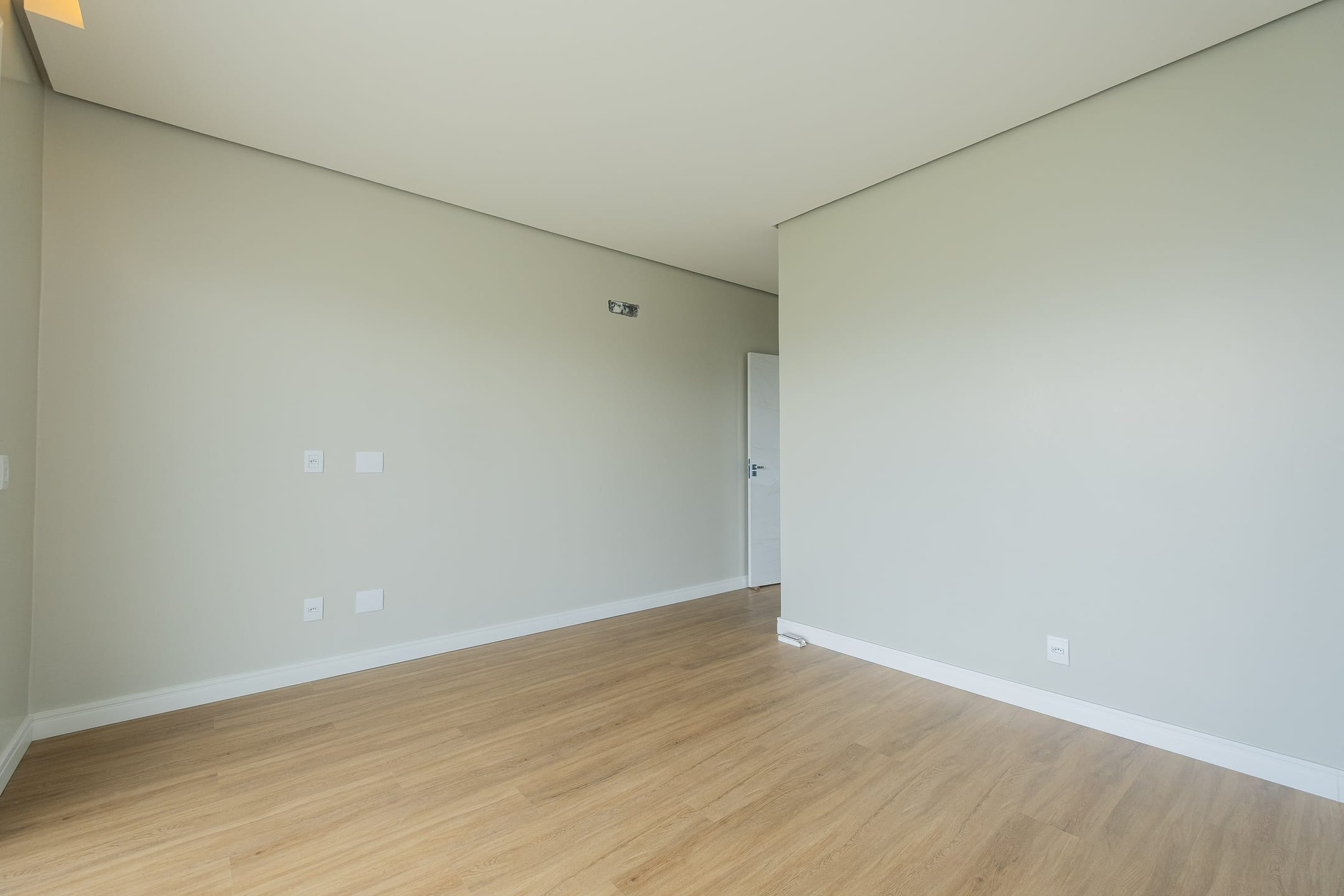 Casa à venda no Alphaville, Laranjal - 314 m², 4 quartos (sendo todos suítes), acabamentos de alto padrão e fundo para o lago. - 16