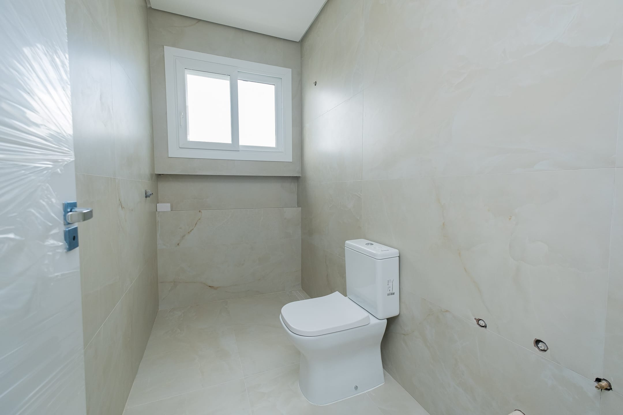 Casa à venda no Alphaville, Laranjal - 314 m², 4 quartos (sendo todos suítes), acabamentos de alto padrão e fundo para o lago. - 17