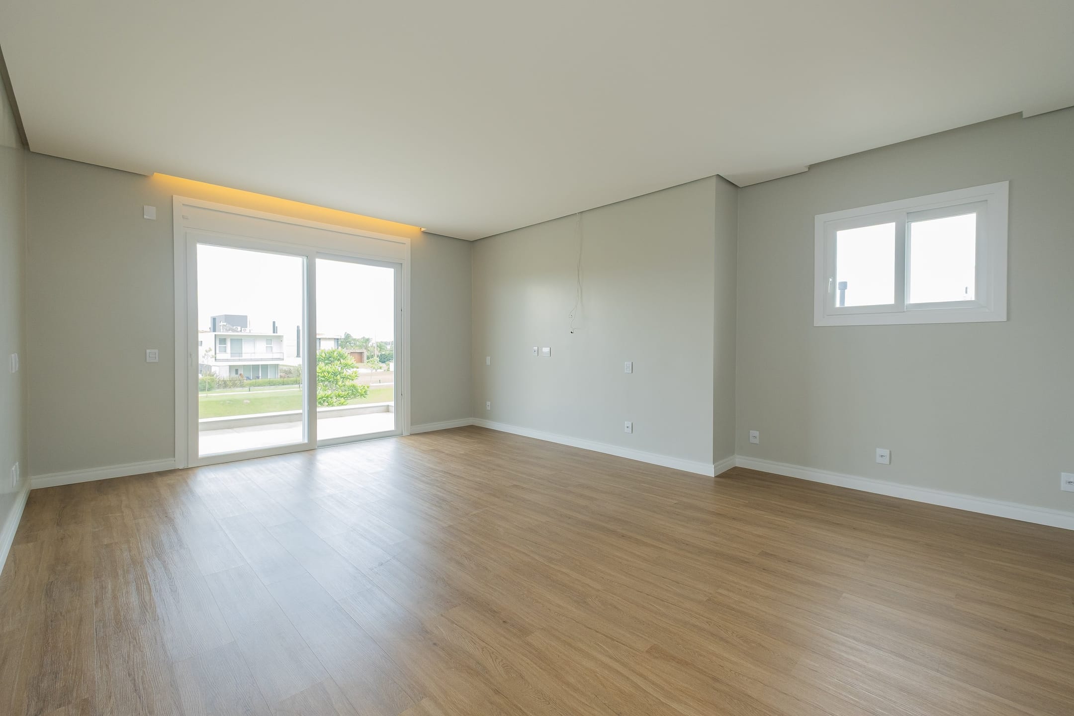 Casa à venda no Alphaville, Laranjal - 314 m², 4 quartos (sendo todos suítes), acabamentos de alto padrão e fundo para o lago. - 18