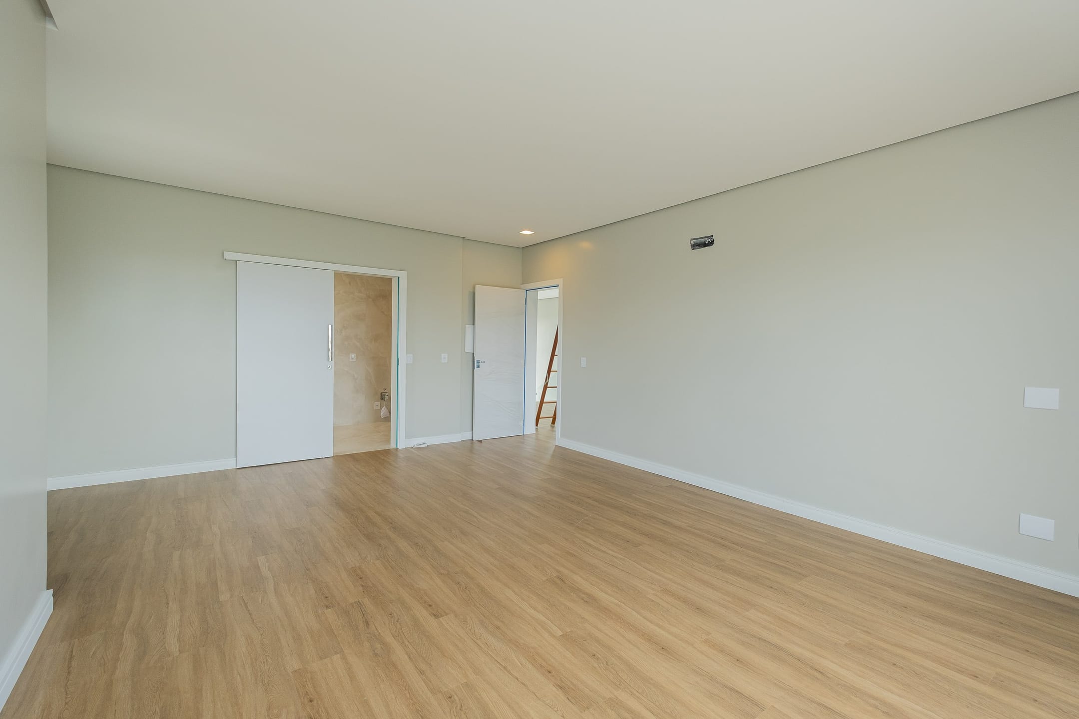 Casa à venda no Alphaville, Laranjal - 314 m², 4 quartos (sendo todos suítes), acabamentos de alto padrão e fundo para o lago. - 19